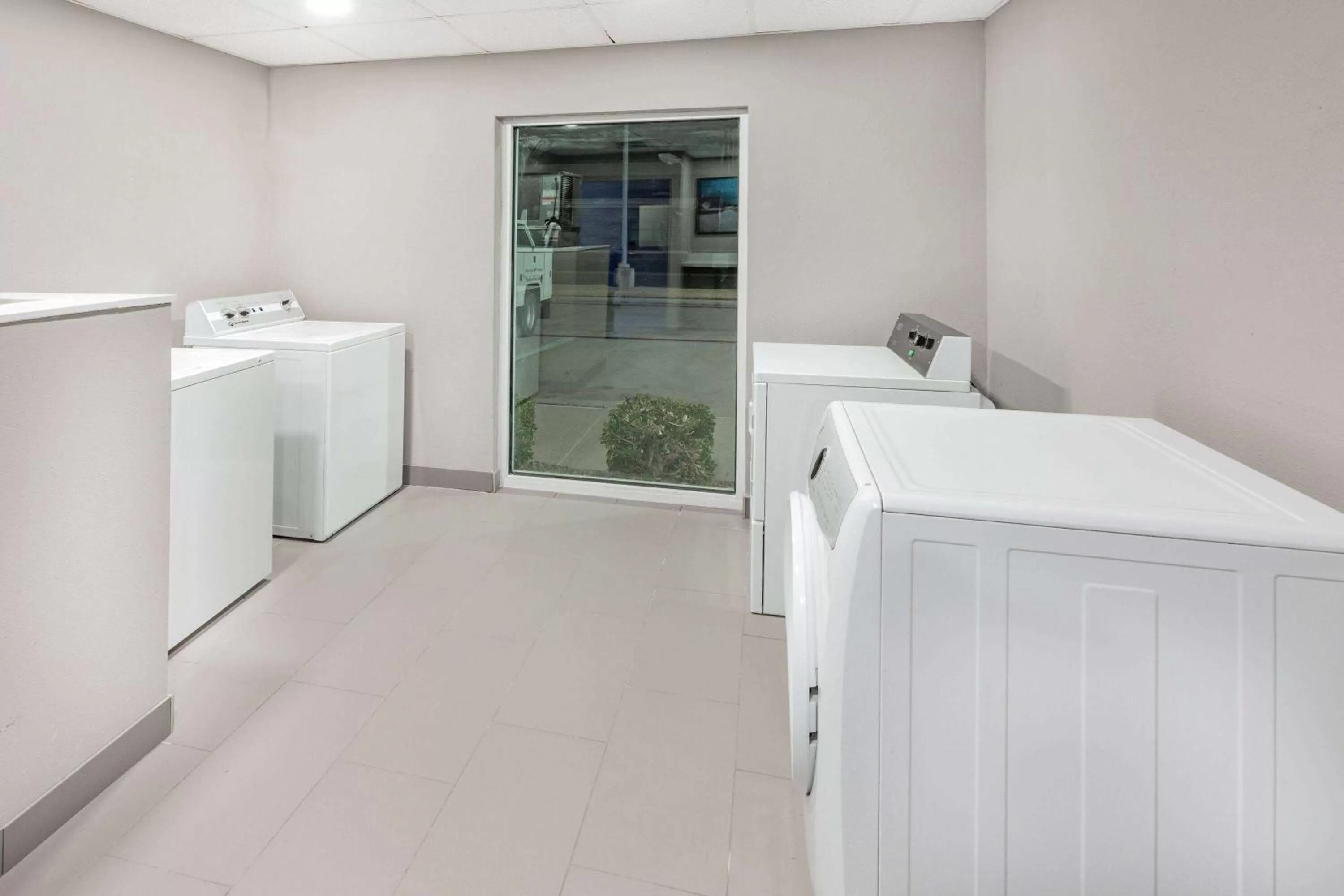 laundry in La Quinta Inn & Suites by Wyndham Ardmore