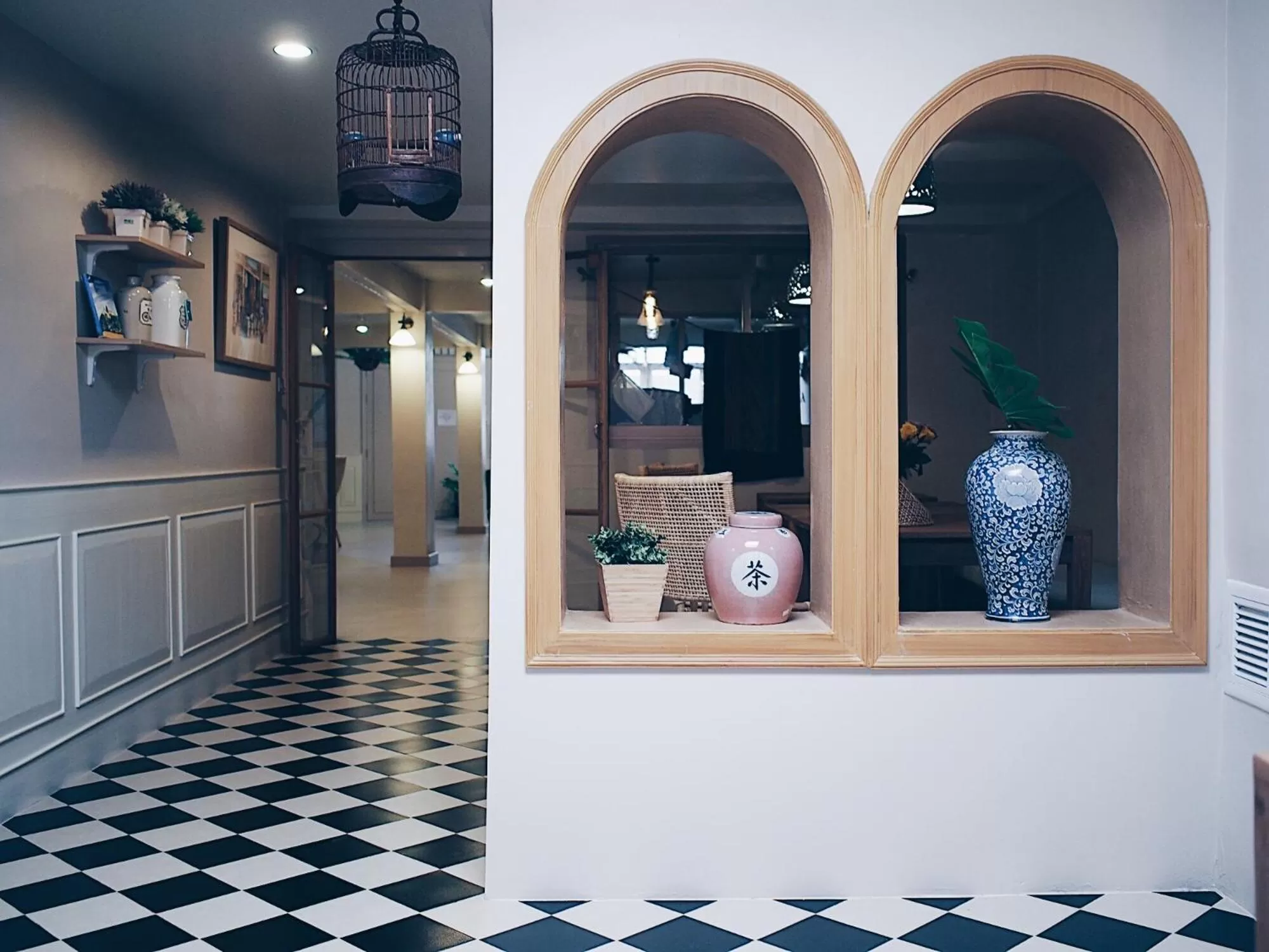 Restaurant/places to eat in Vera Nidhra - Self check-in after 6pm