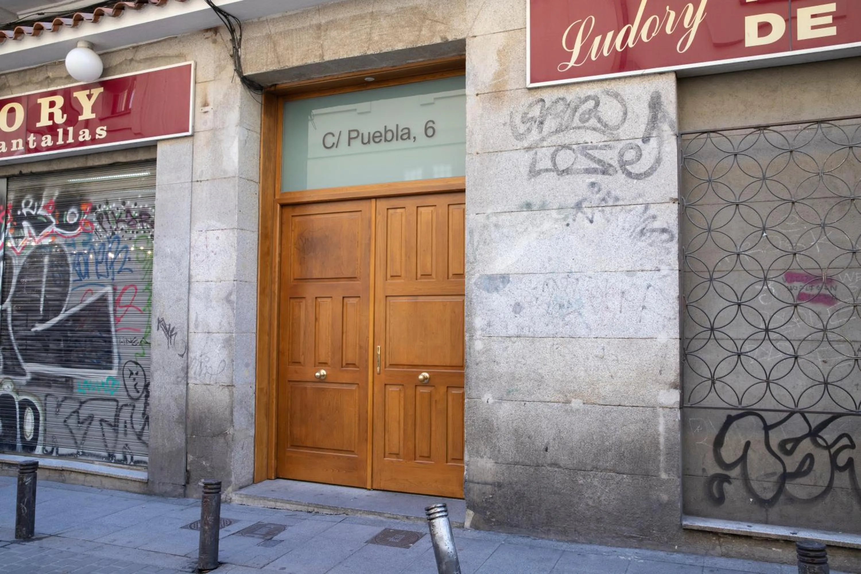 Facade/entrance in Hostal Tokio