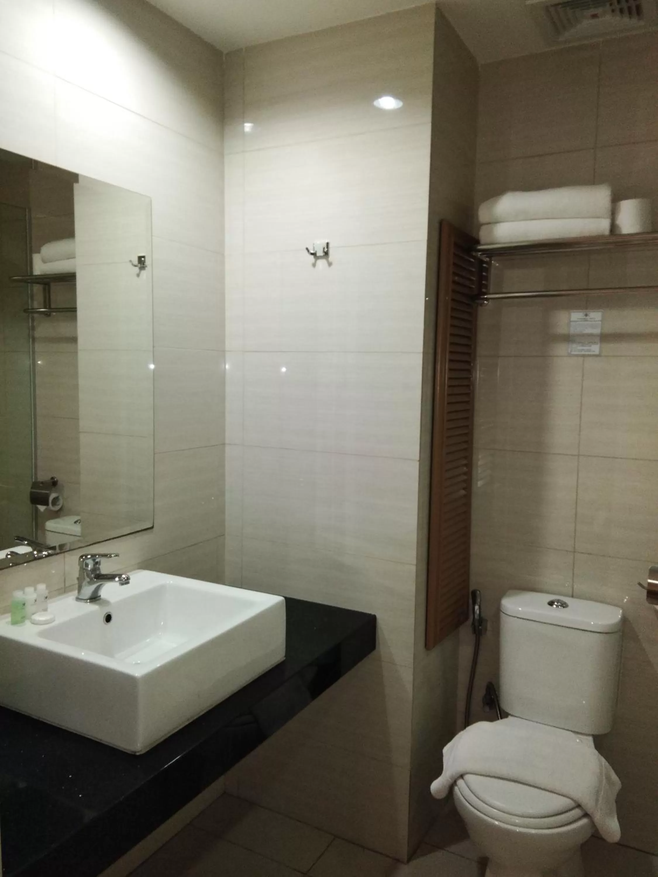 Toilet in Kinabalu Daya Hotel