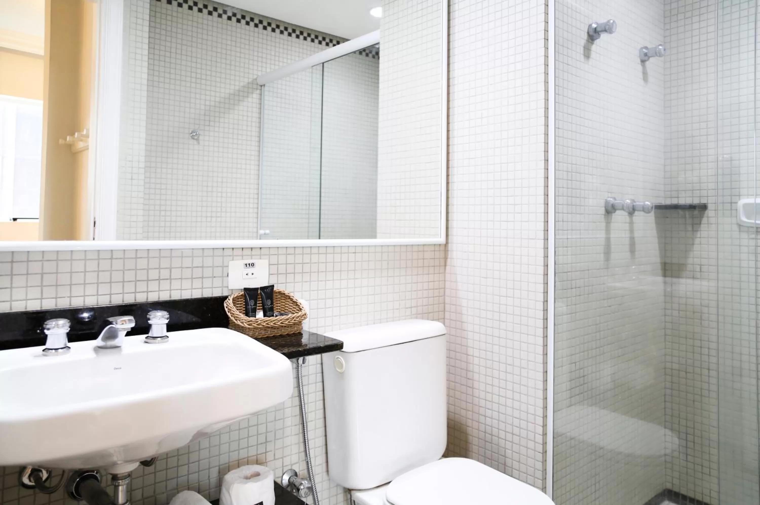 Toilet in Vitória Hotel Concept Campinas