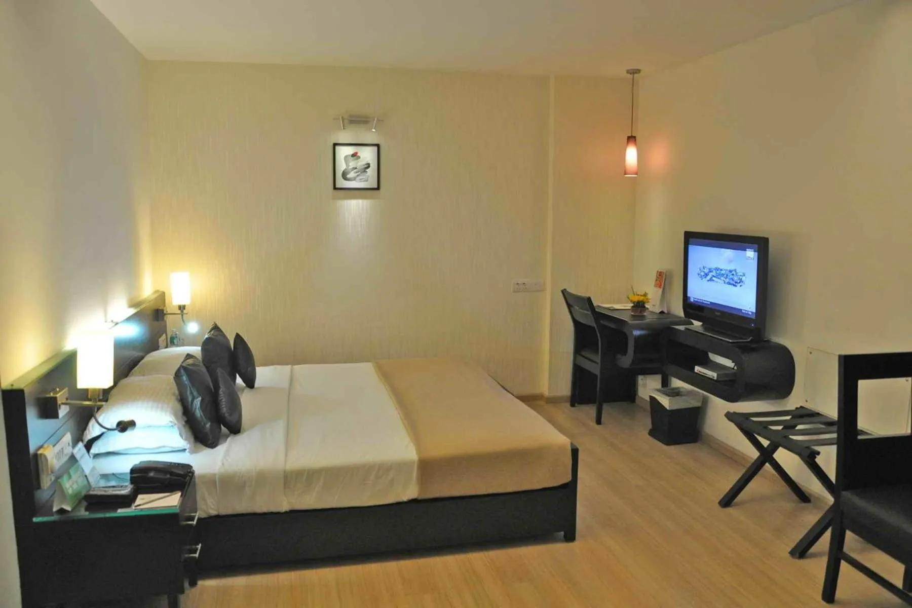 Bedroom, Bed in Comfort Inn Sunset