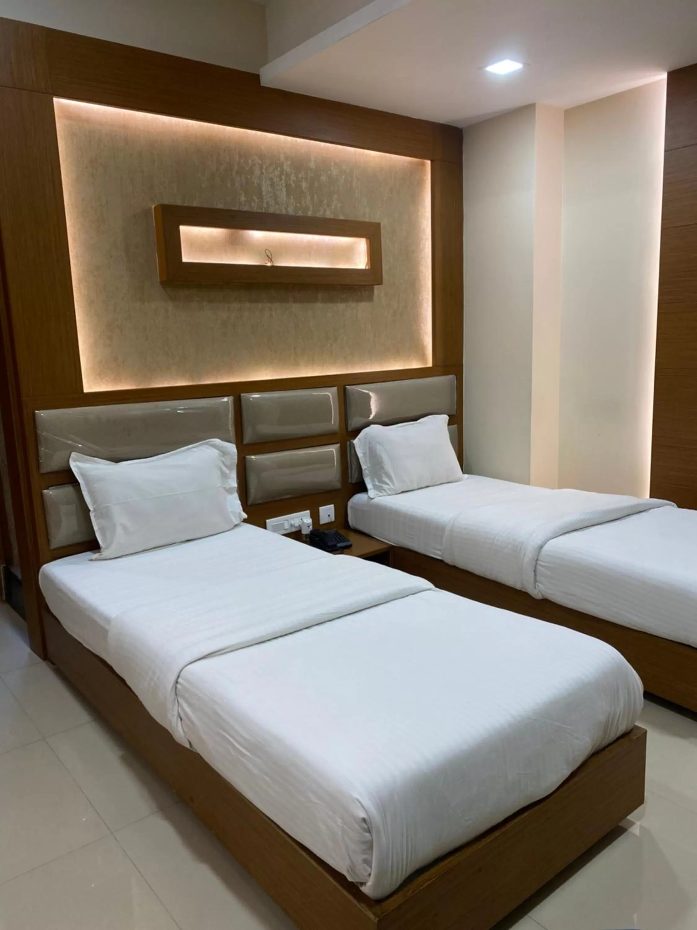 Bedroom, Bed in Greens Suite - Business Class Hotel - Opposite Ripon Building