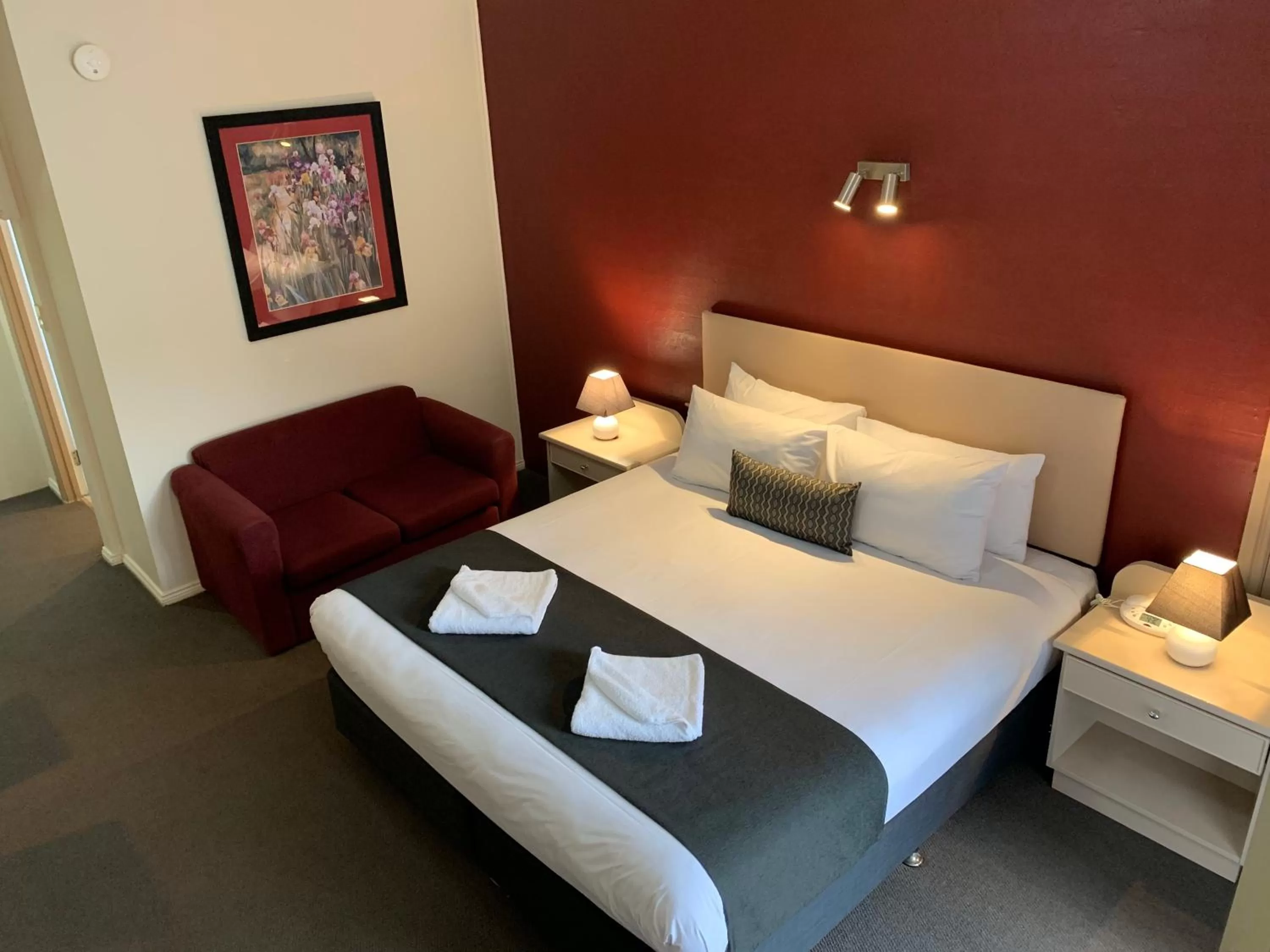 Bed in Heritage Motor Inn Goulburn