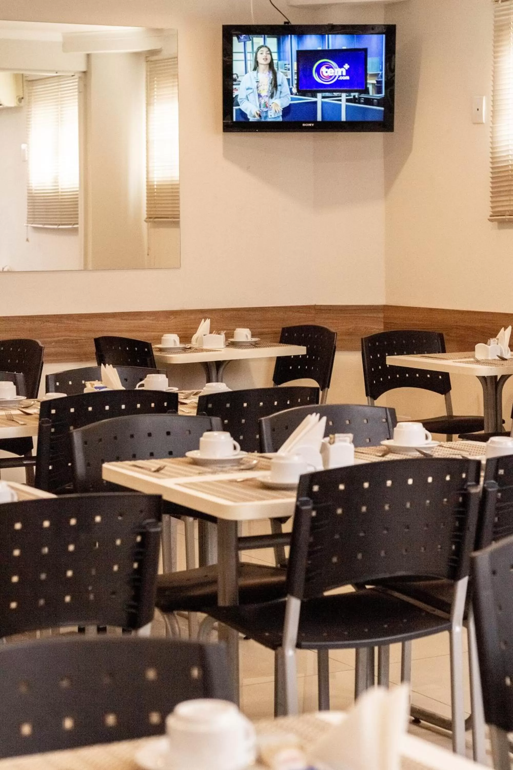 Restaurant/places to eat in Astor Hotel