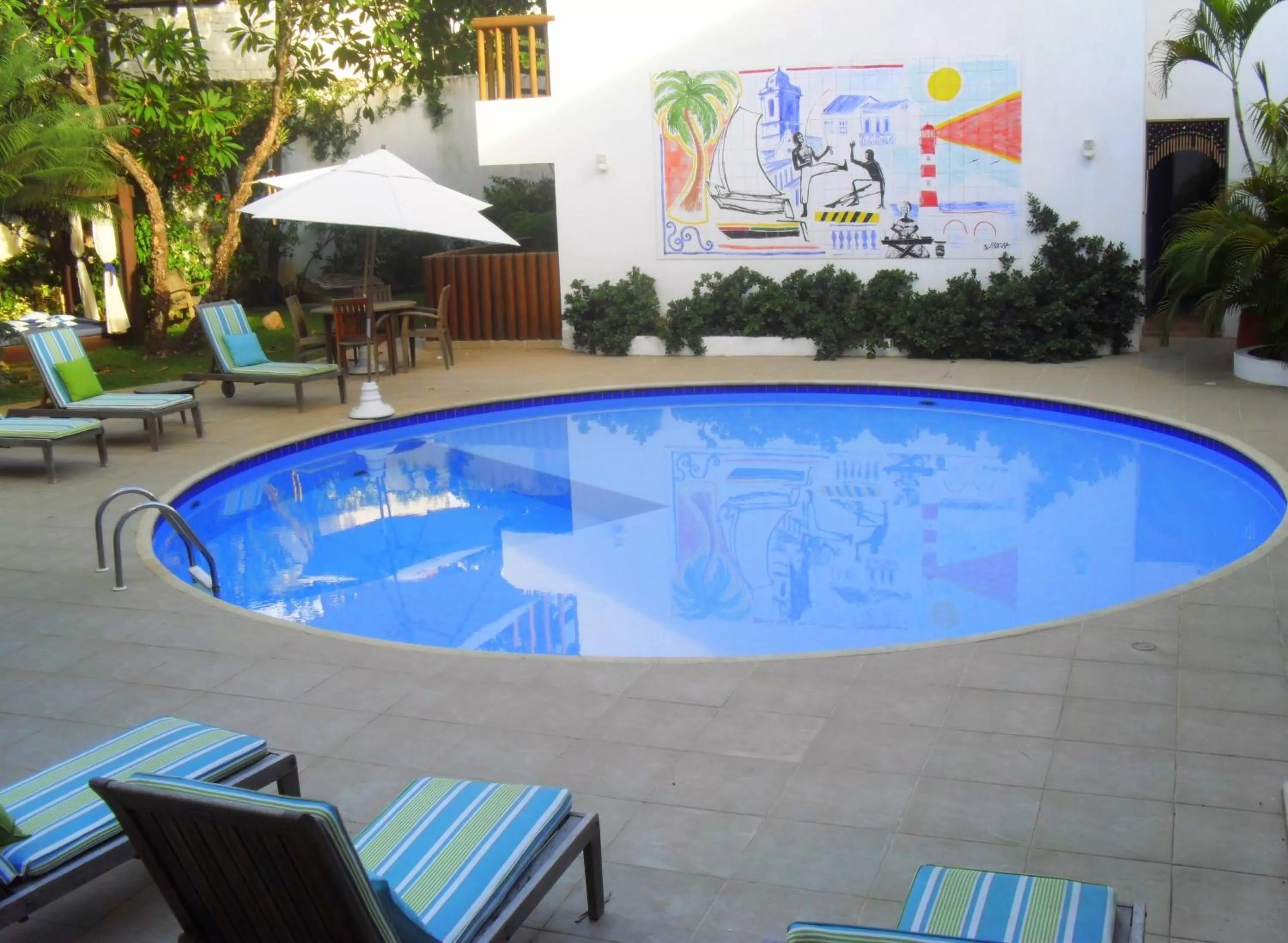 Swimming pool in Farol de Itapuã Praia Hotel