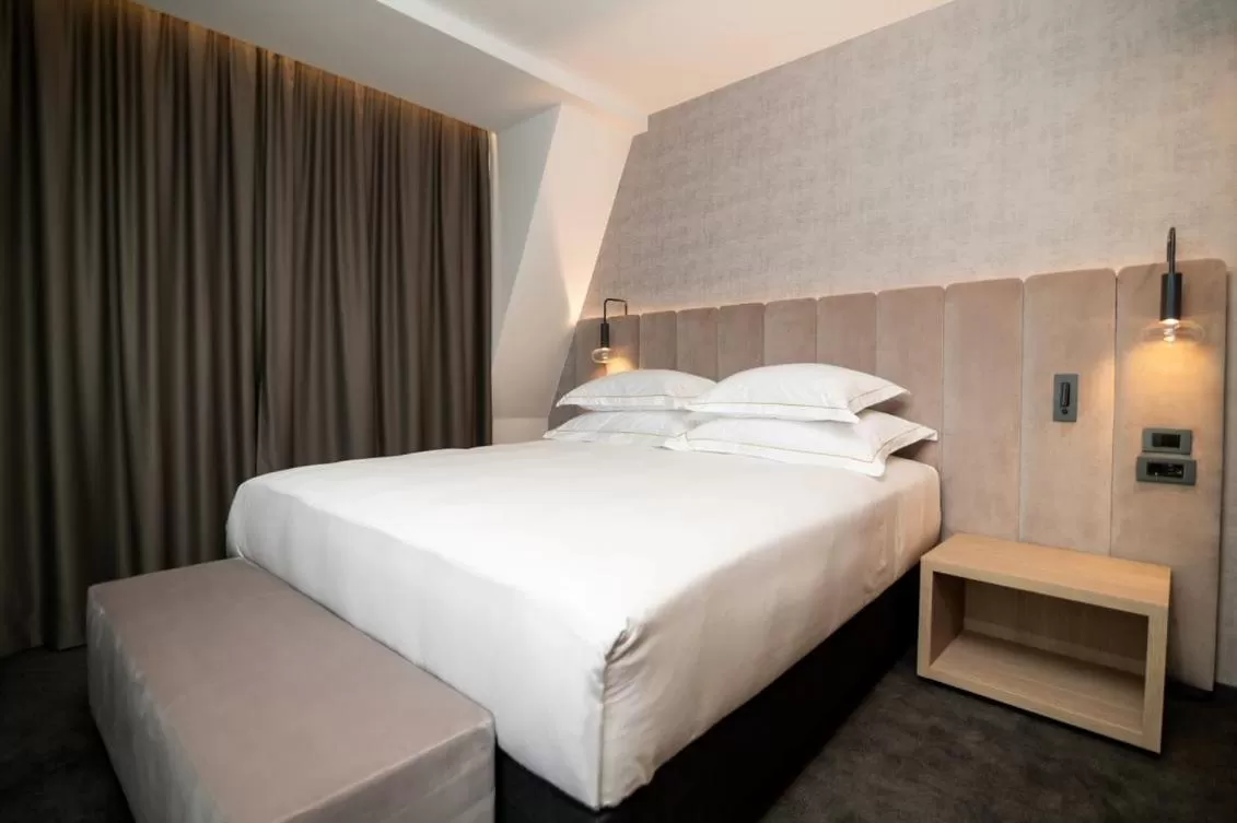 Bed in Elegans Hotel Brdo