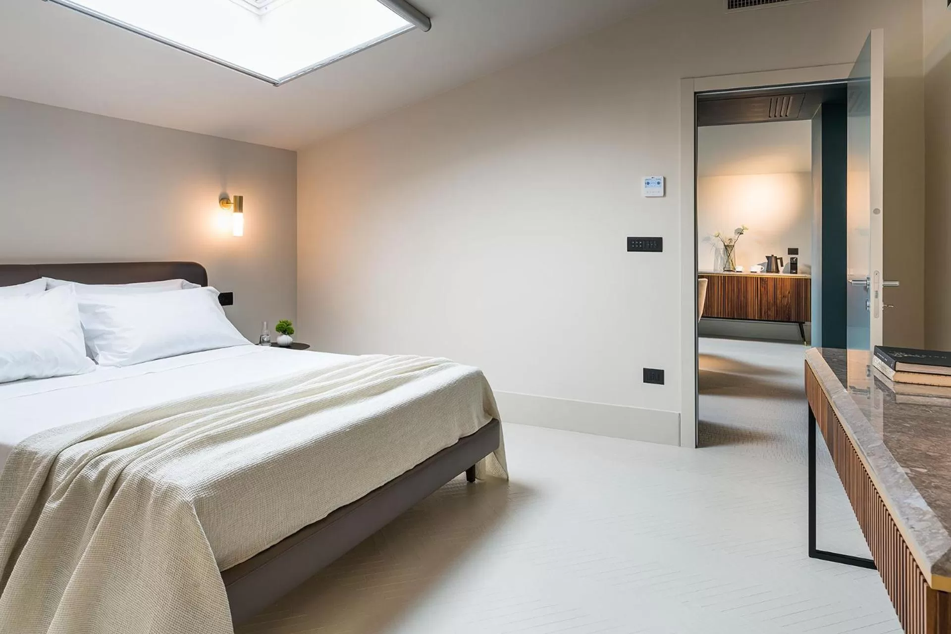 Photo of the whole room, Bed in Byssus Suites