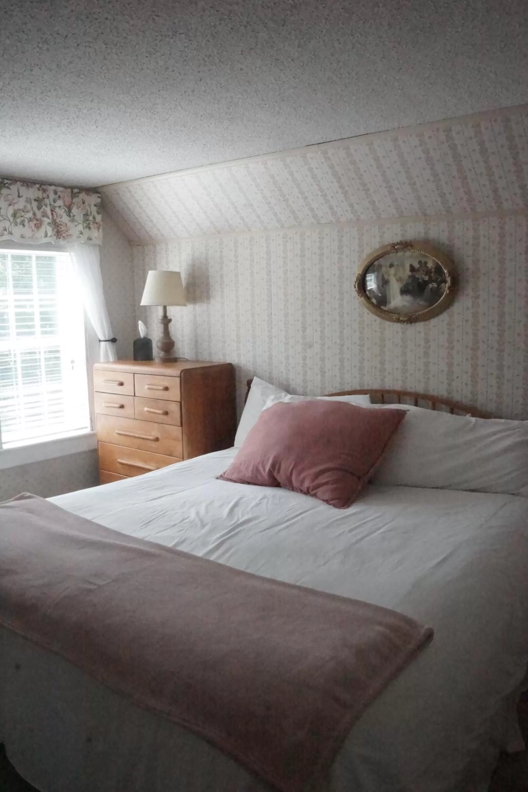 Bed in The Frogtown Inn