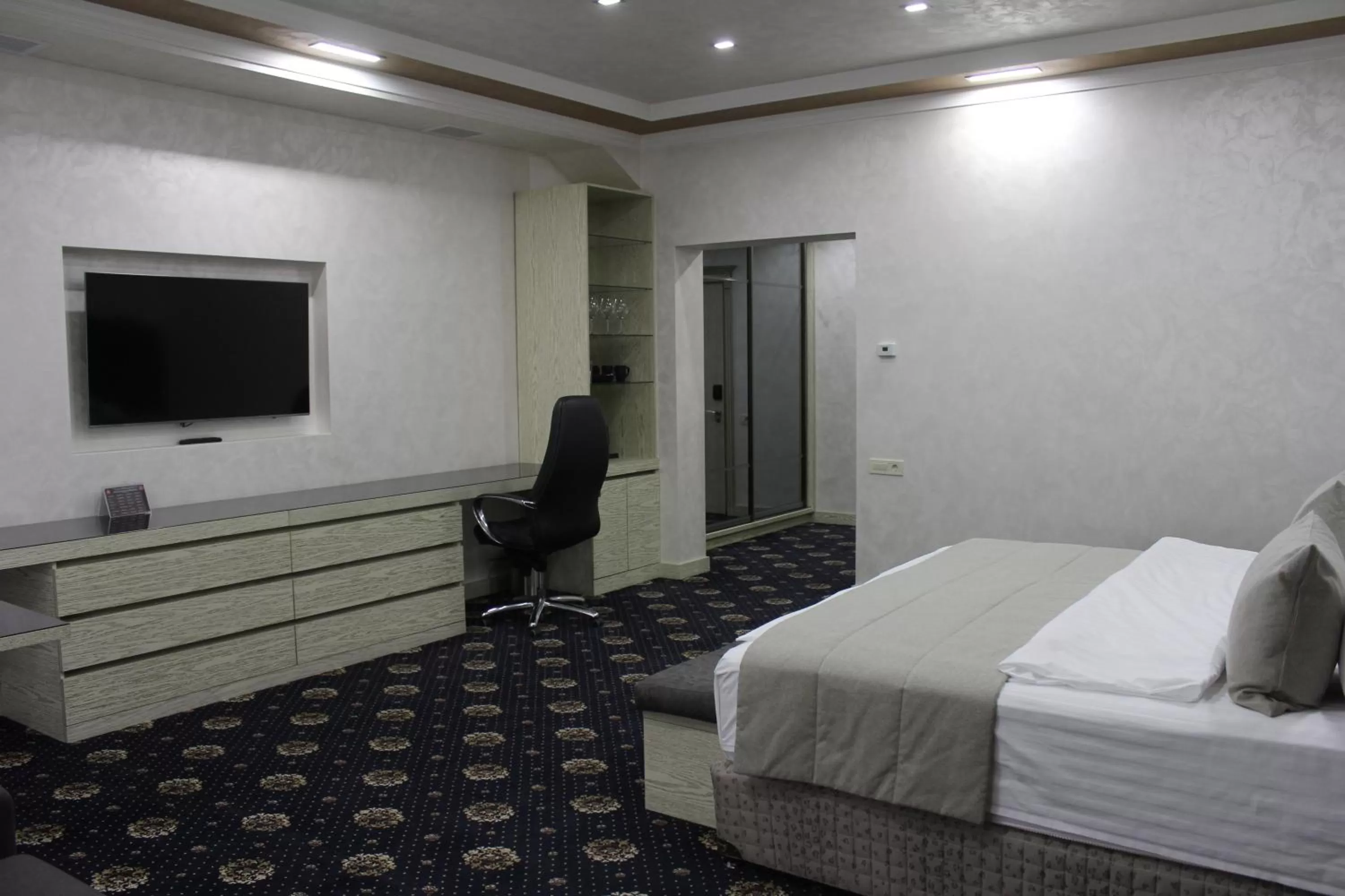 Communal lounge/ TV room, Bed in Erebuni Hotel Yerevan