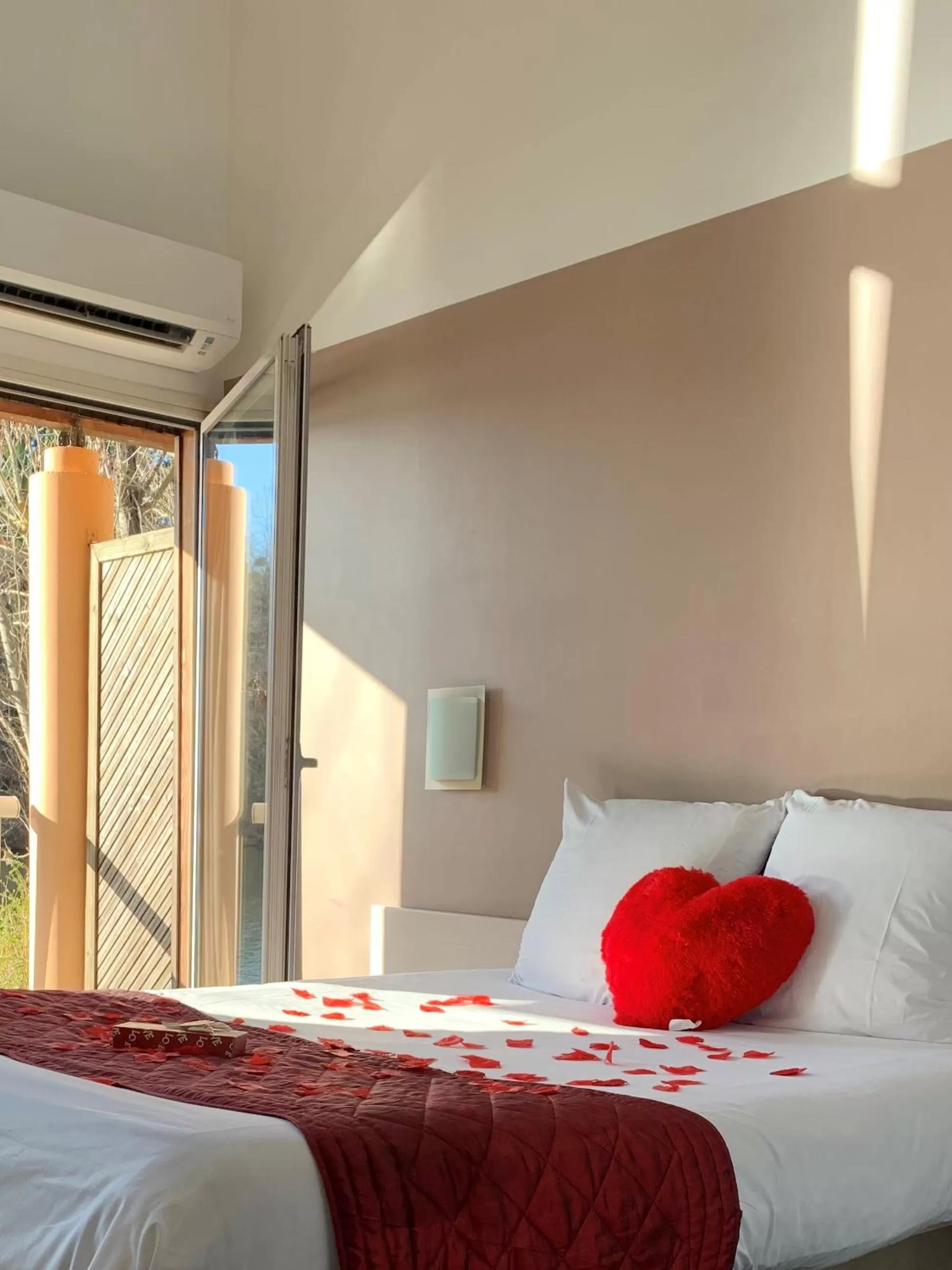 Bed in Hôtel L'ile Du Saussay