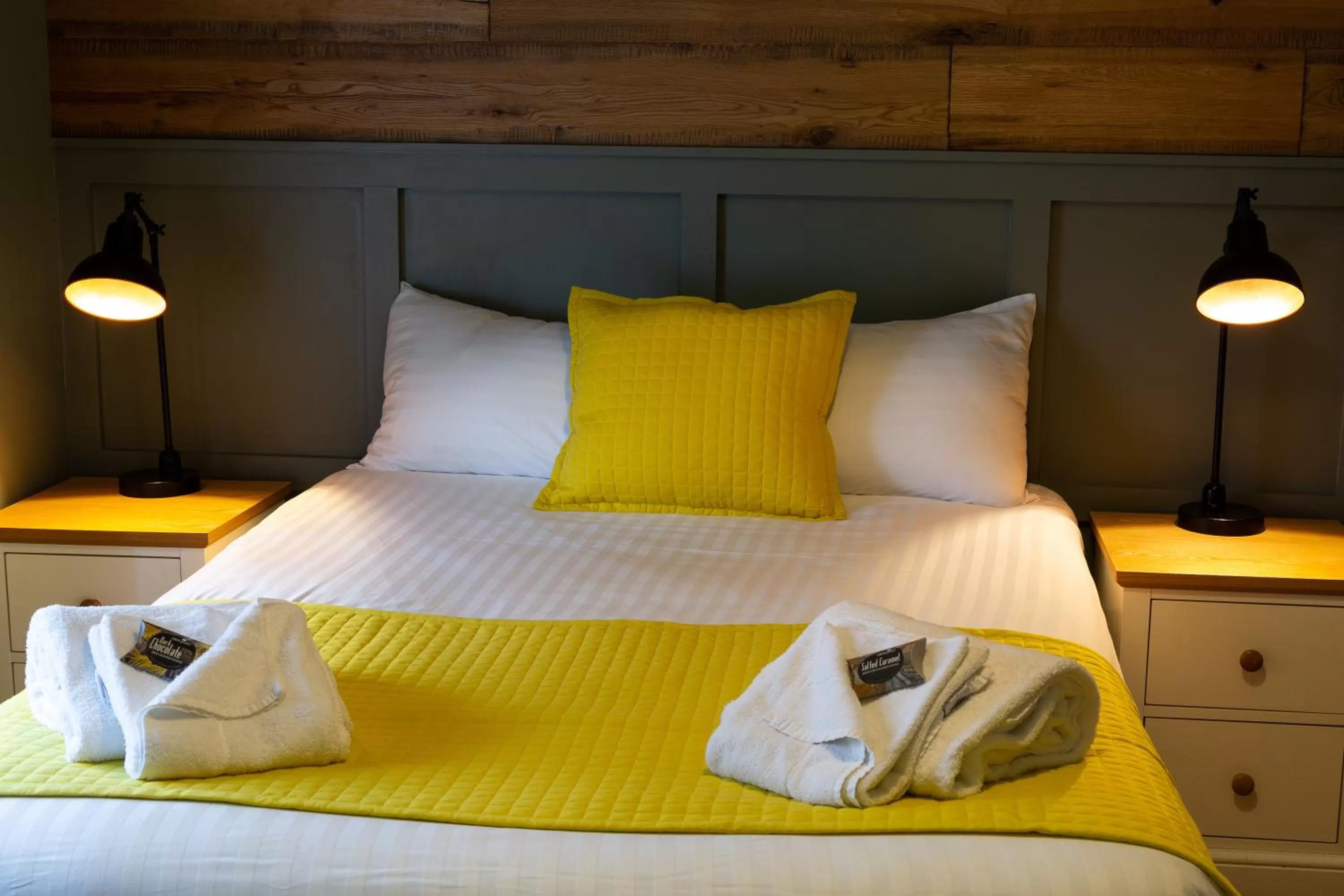 Bedroom, Bed in The Poacher Inn