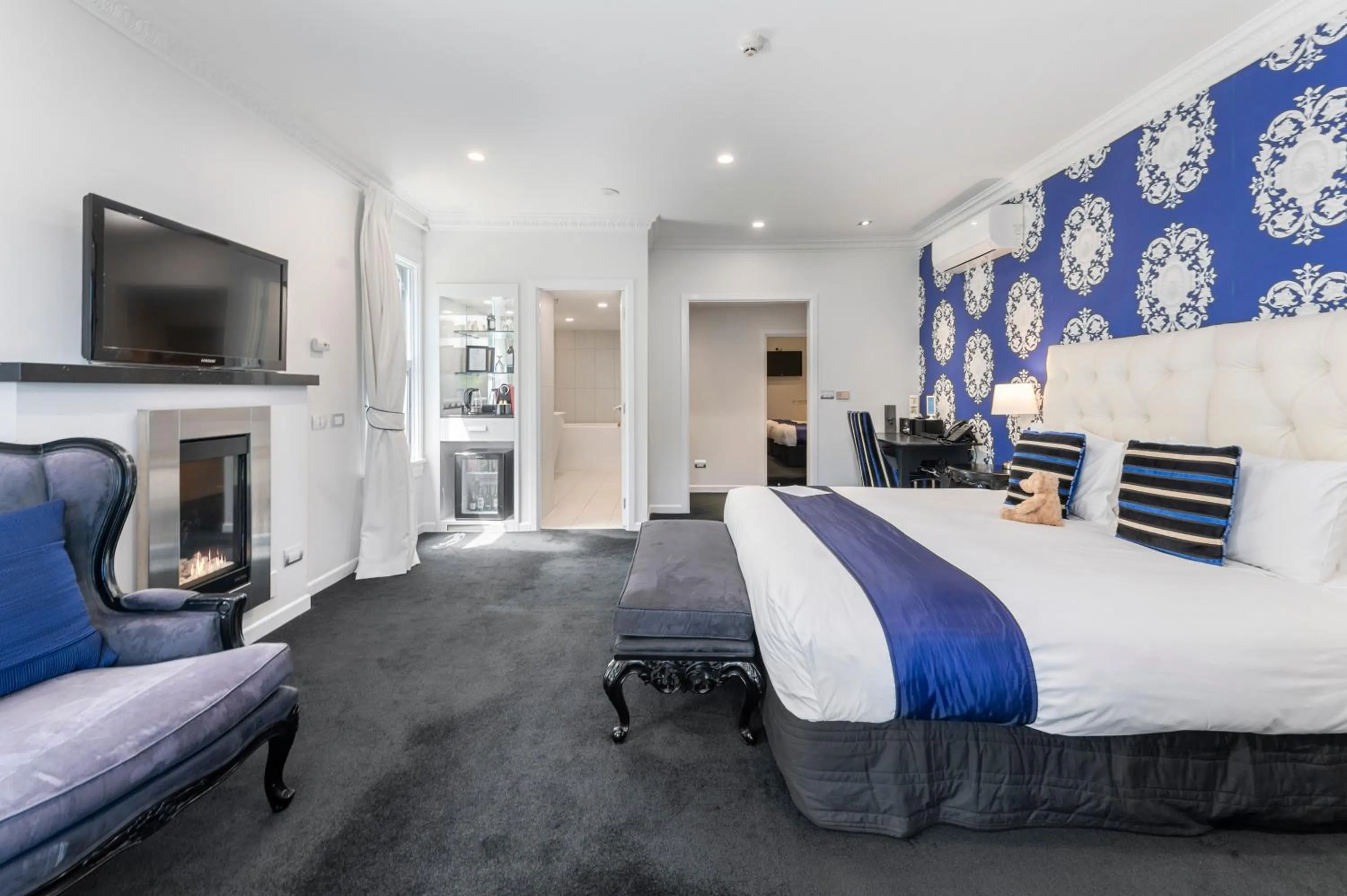 Bed in Black Swan Lakeside Boutique Hotel