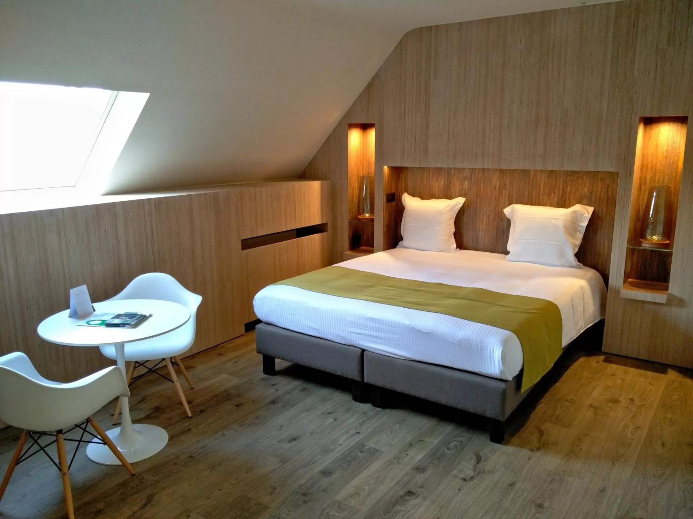 Day, Bed in Flanders Hotel