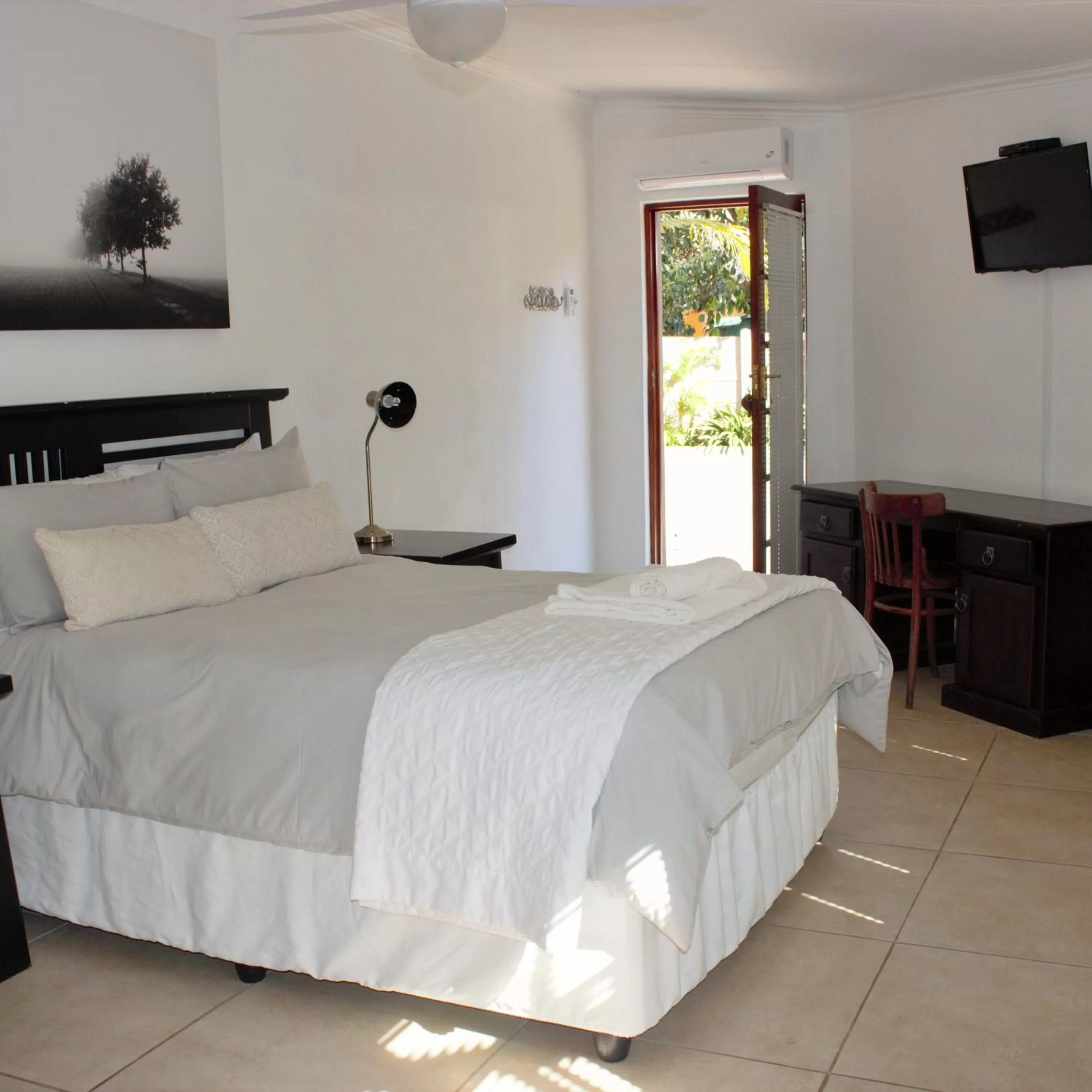 Photo of the whole room, Bed in The Spotted Grunter Resort