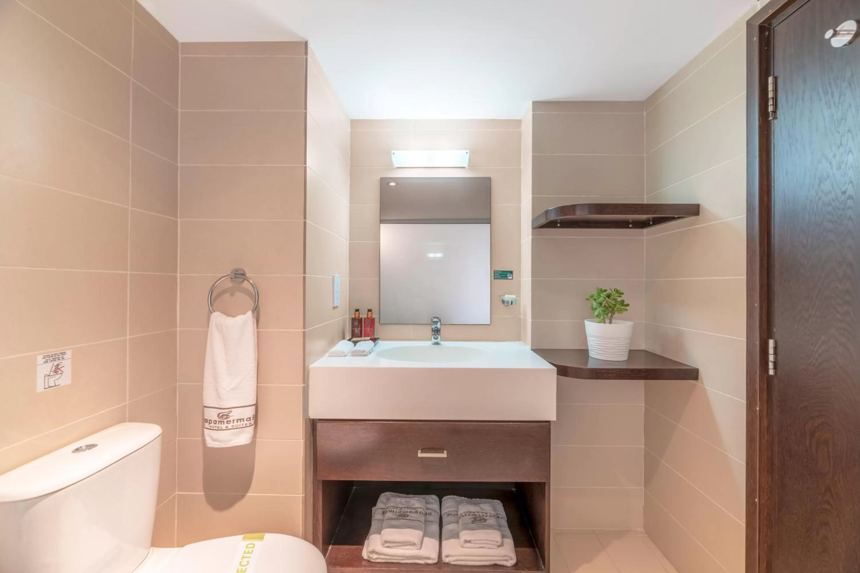 Bathroom in Napa Mermaid Hotel & Suites