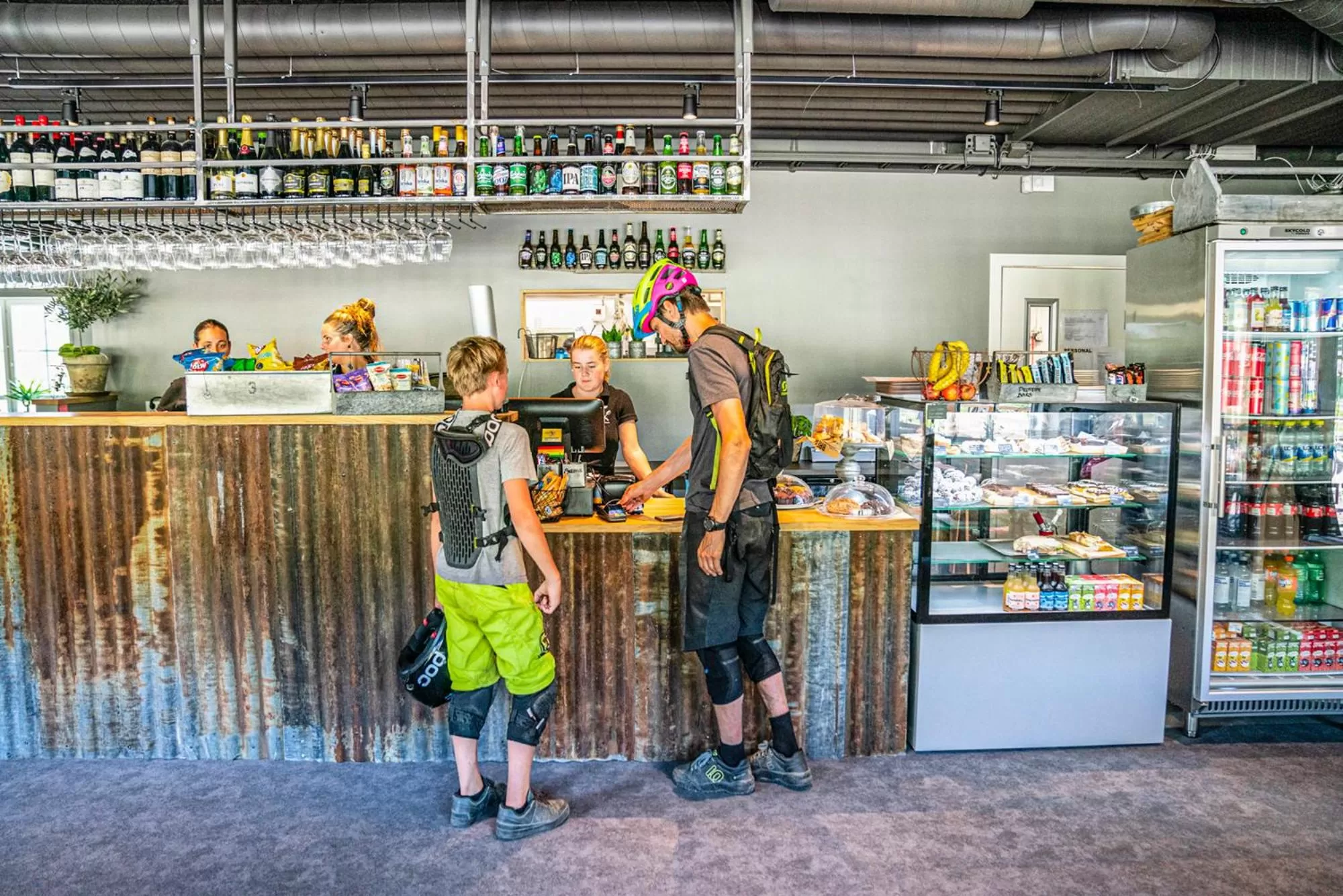 Restaurant/places to eat in JBP Hotell