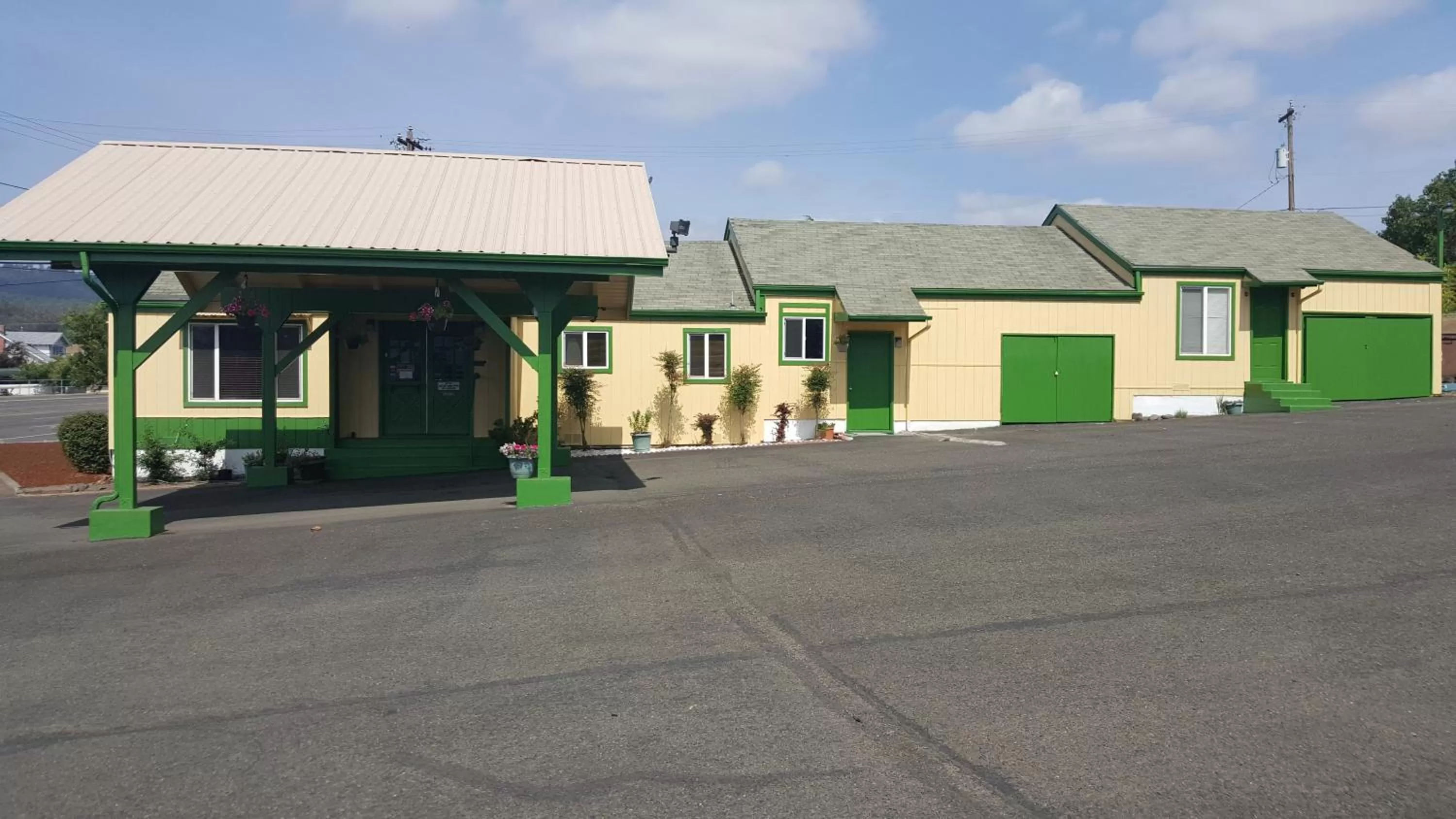 Property building in Safari Inn Motel