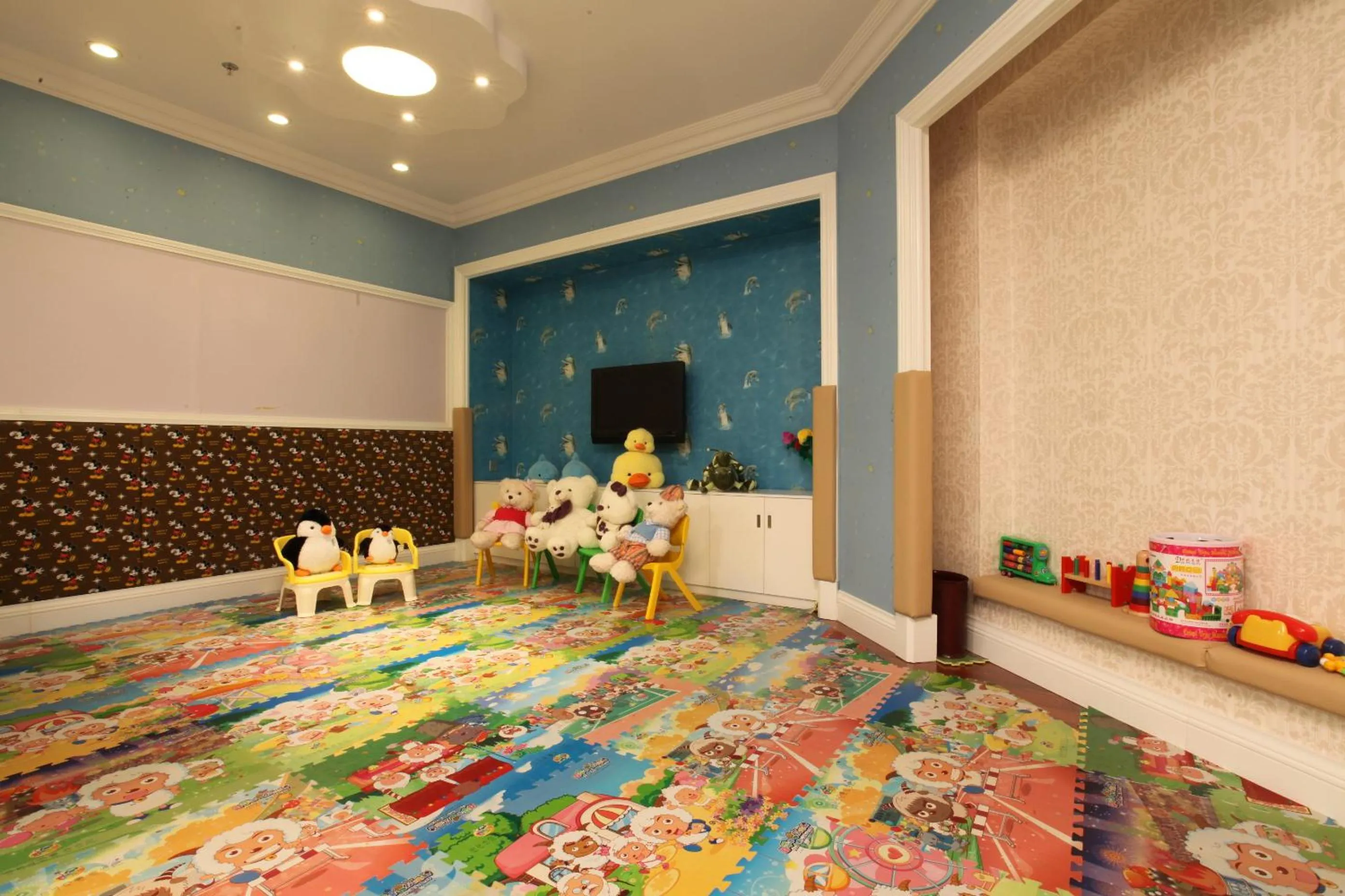 Children play ground, Bed in Green Lake Hotel