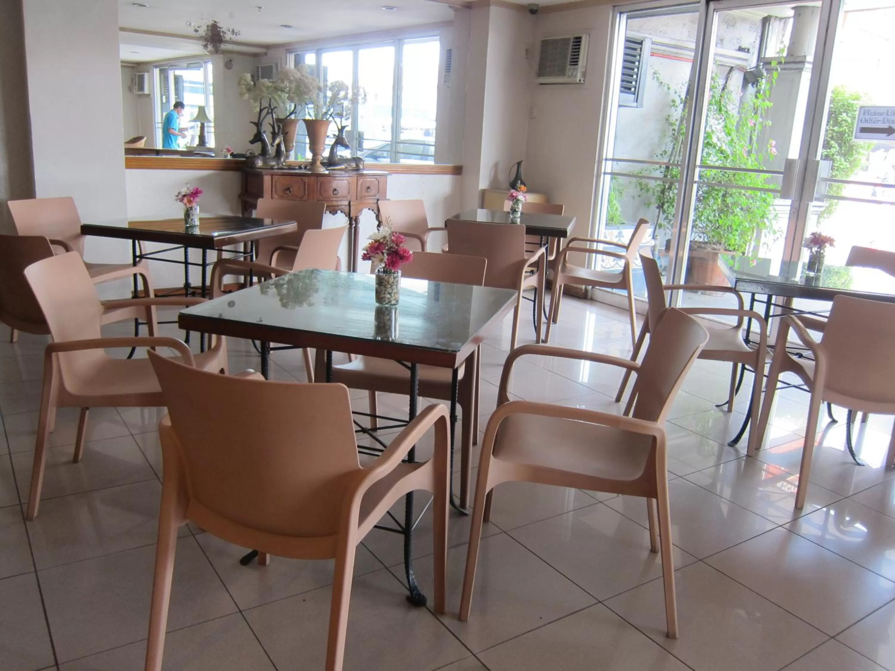 Lobby or reception in Nichols Airport Hotel