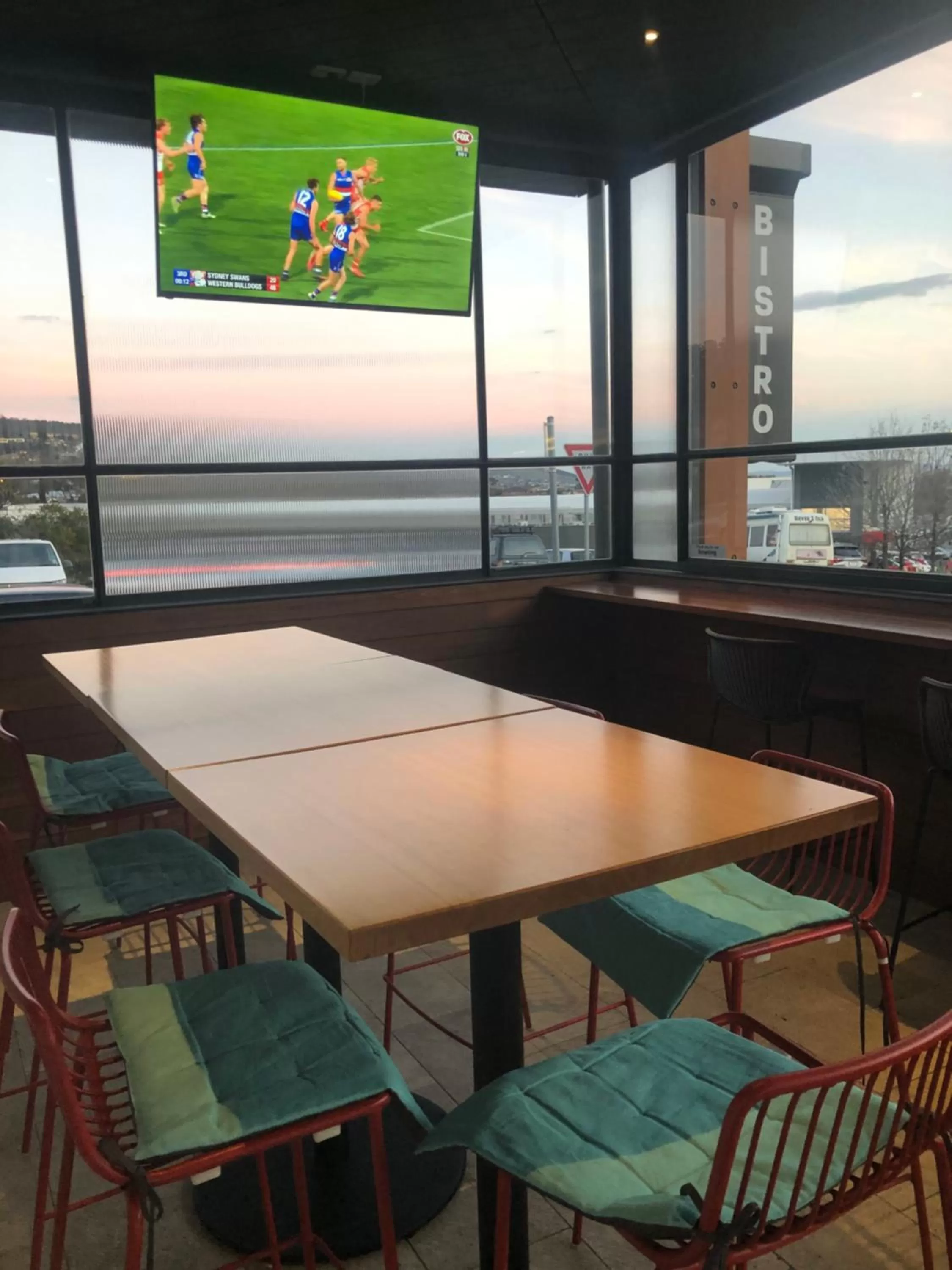 Restaurant/places to eat in Shoreline Hotel