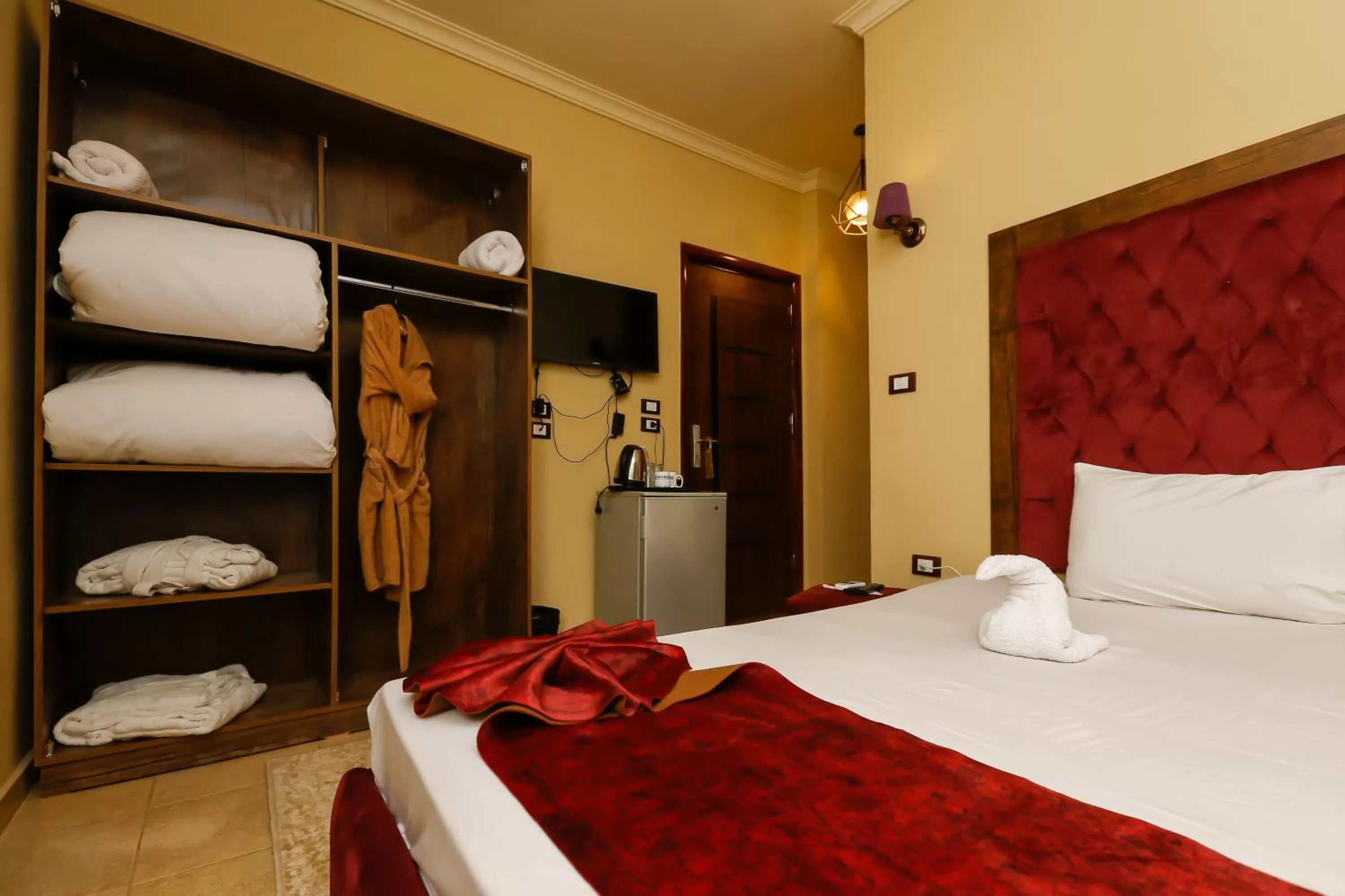 Photo of the whole room, Bed in King Cheops Inn - Pyramid View