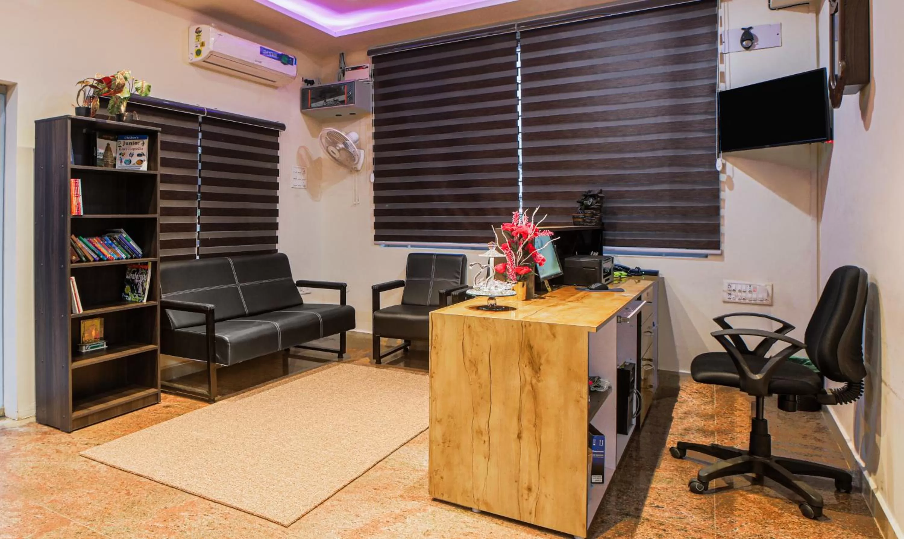 Lobby or reception in Treebo Naaz Royal