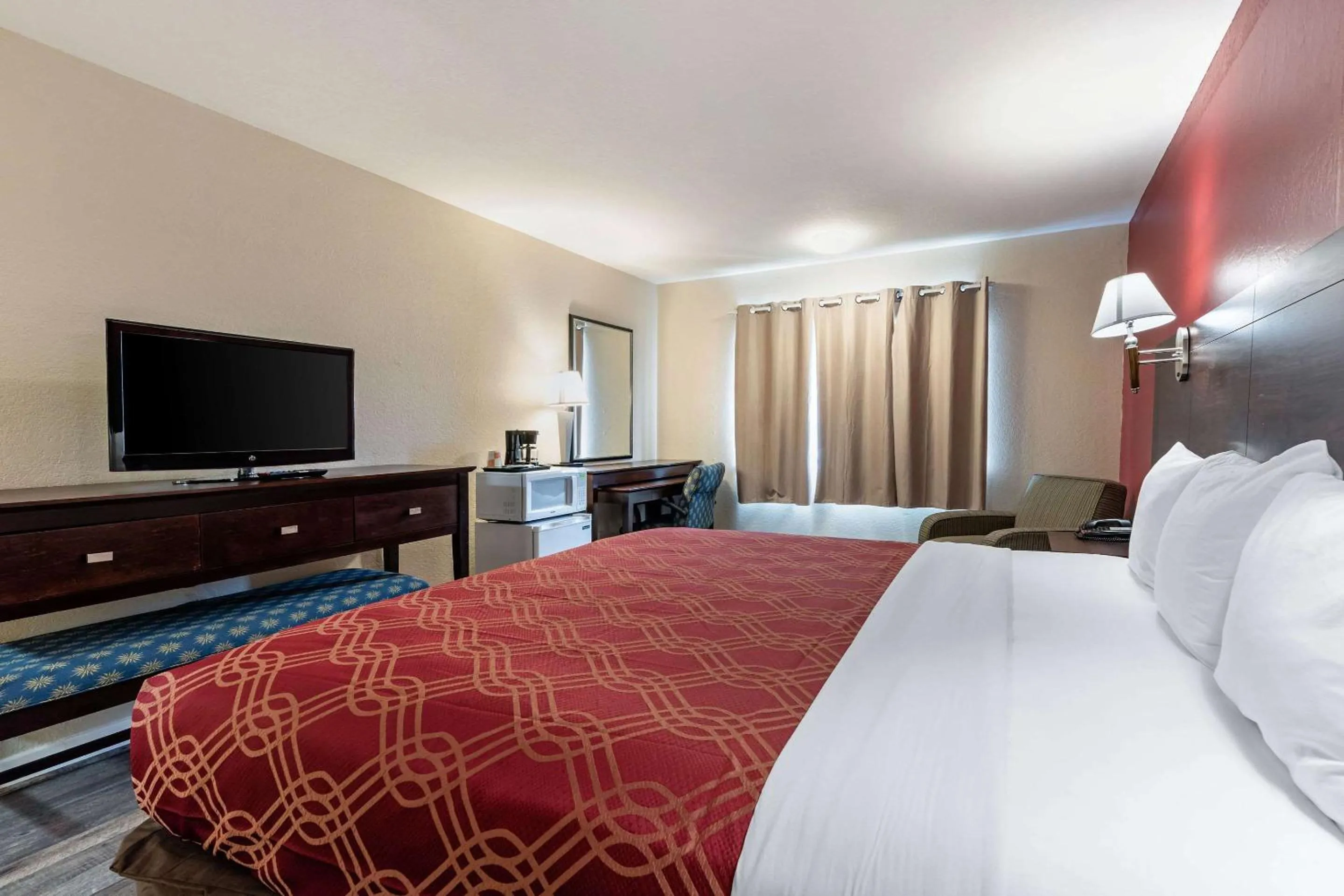 Photo of the whole room, Bed in Bay Breeze Inn