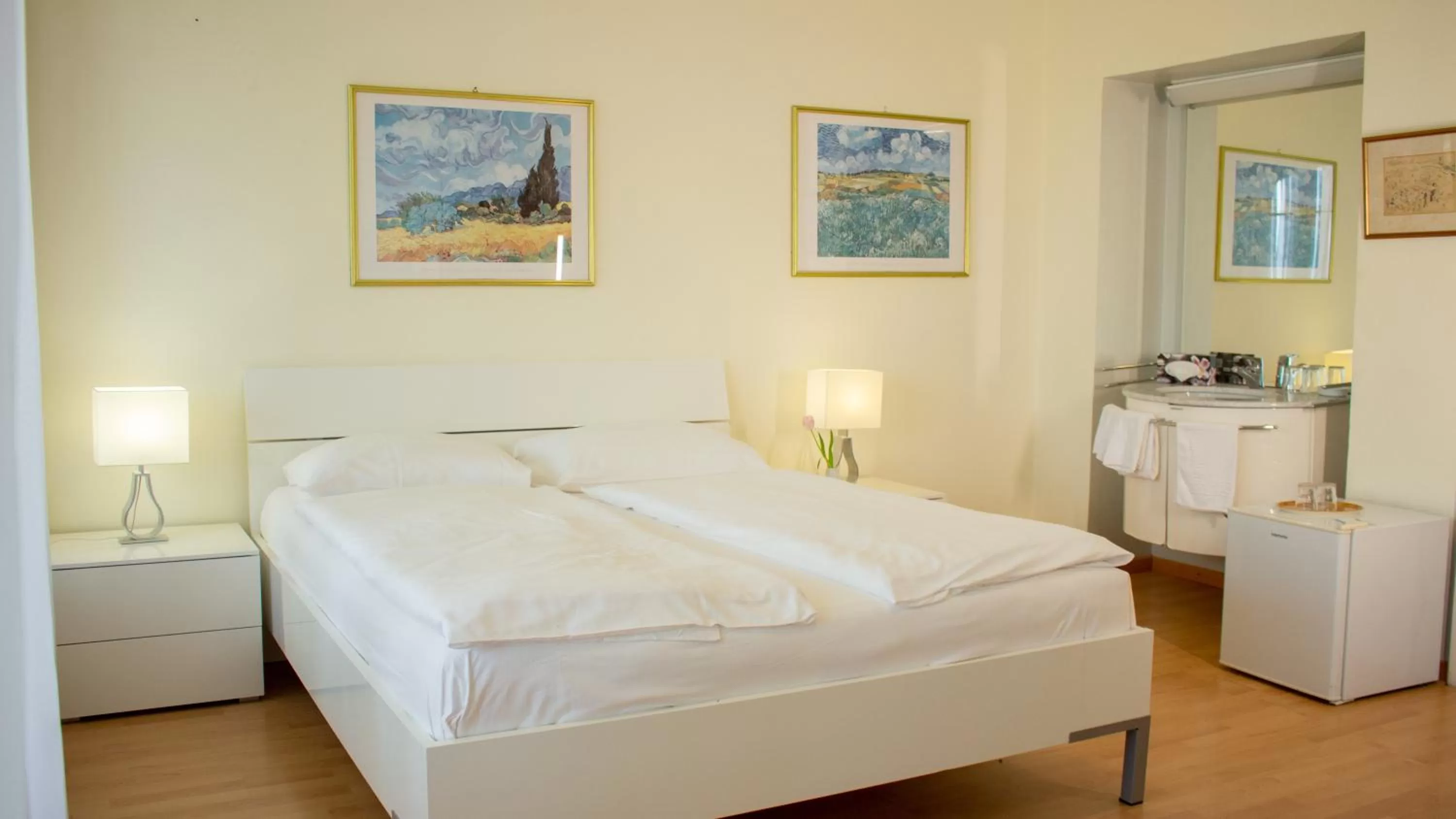 Photo of the whole room, Bed in Easy Stay by Hotel La Perla