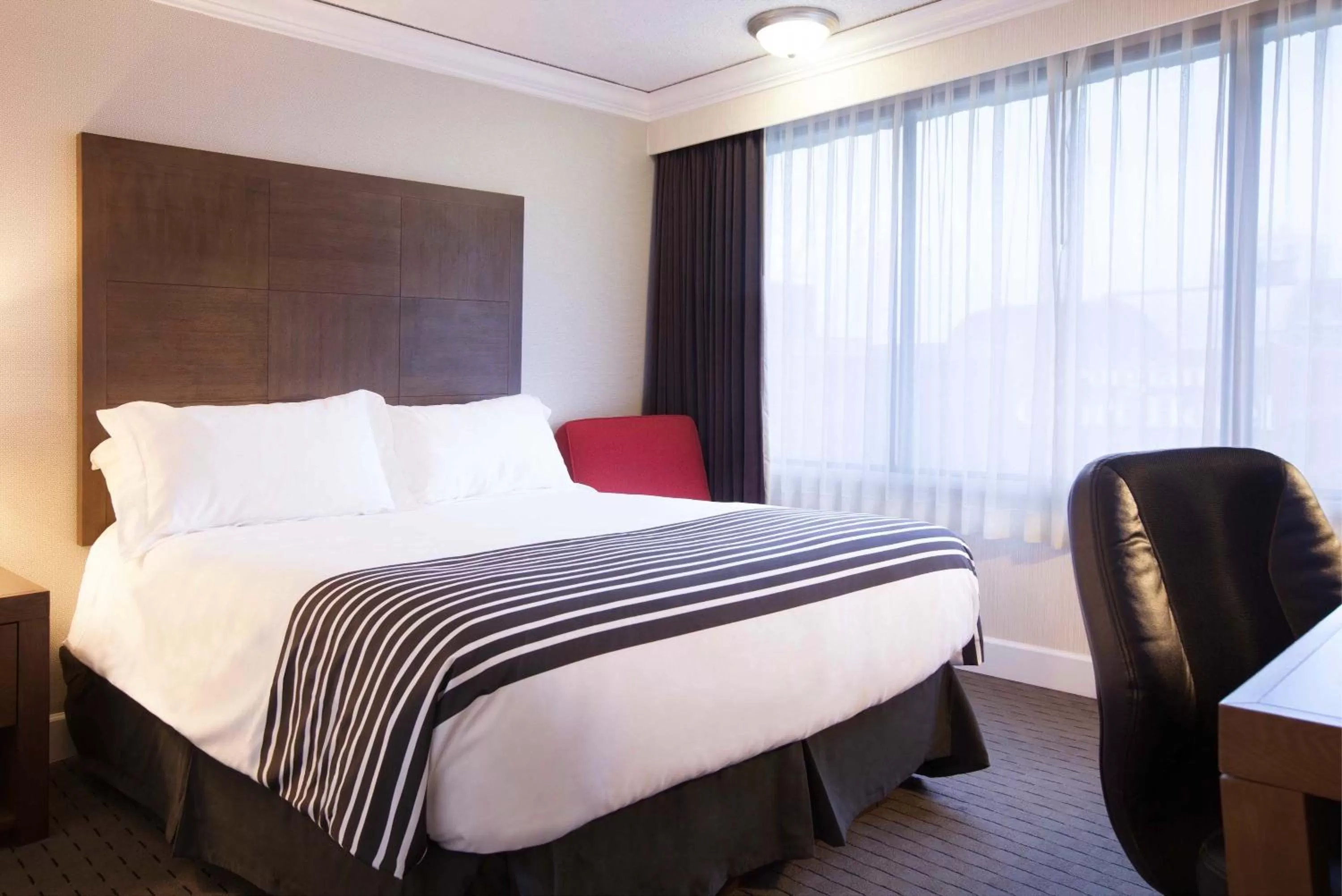 Classic Room, 1 Queen Bed, North Tower in Sandman Hotel Vancouver Downtown