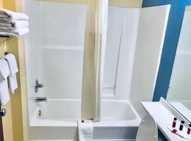 Queen Suite - Non-Smoking in Microtel Inn & Suites by Wyndham Kansas City Airport Queen Suite - Non-Smoking in Microtel Inn & Suites by Wyndham Kansas City Airport