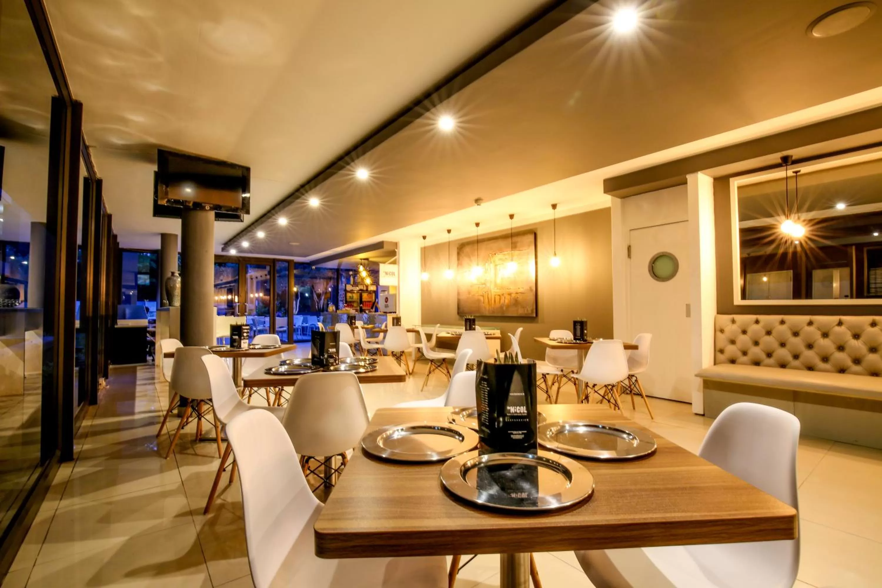 Restaurant/places to eat in The Nicol Hotel and Apartments