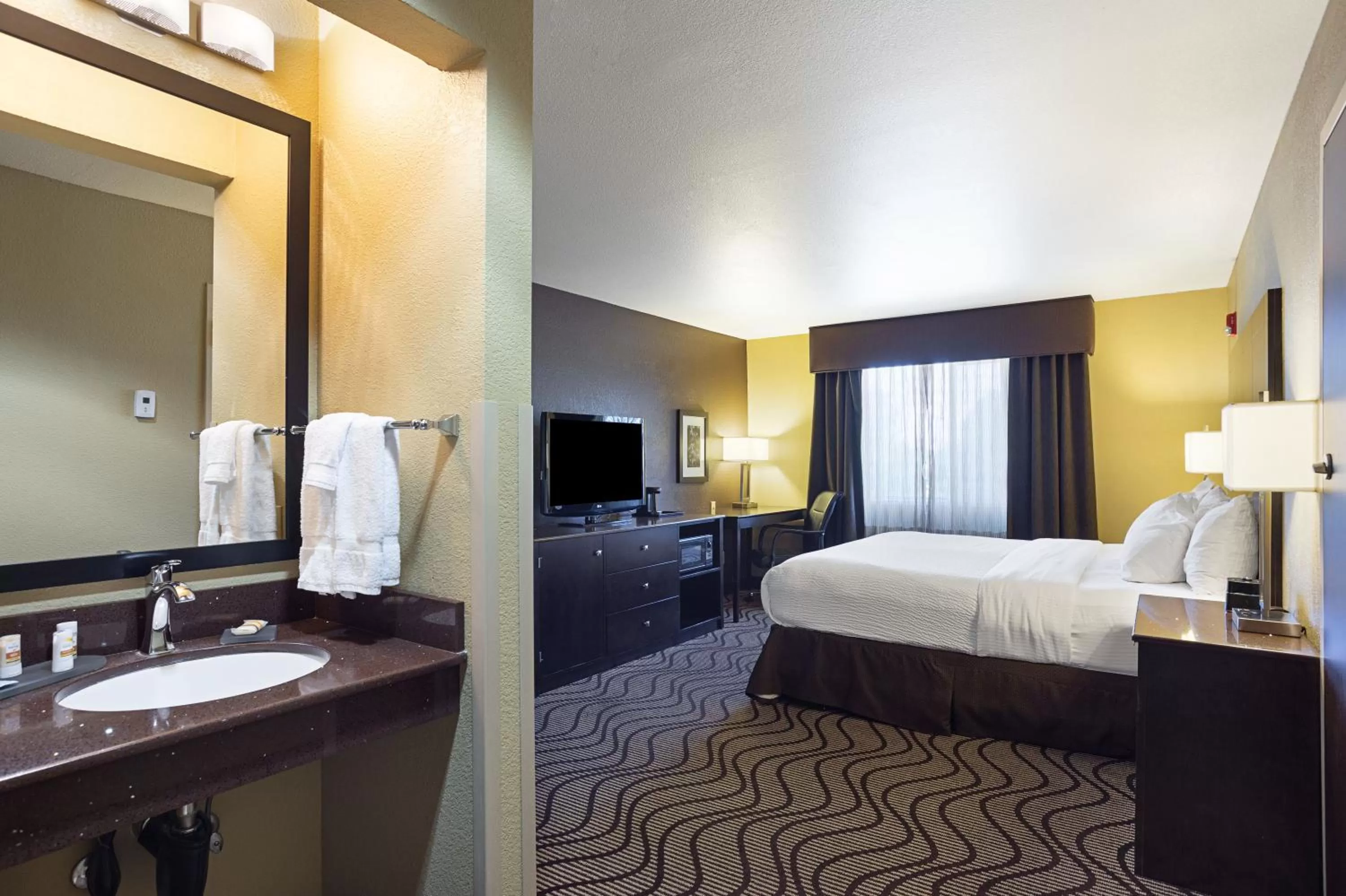 Photo of the whole room, Bed in La Quinta by Wyndham Meridian / Boise West