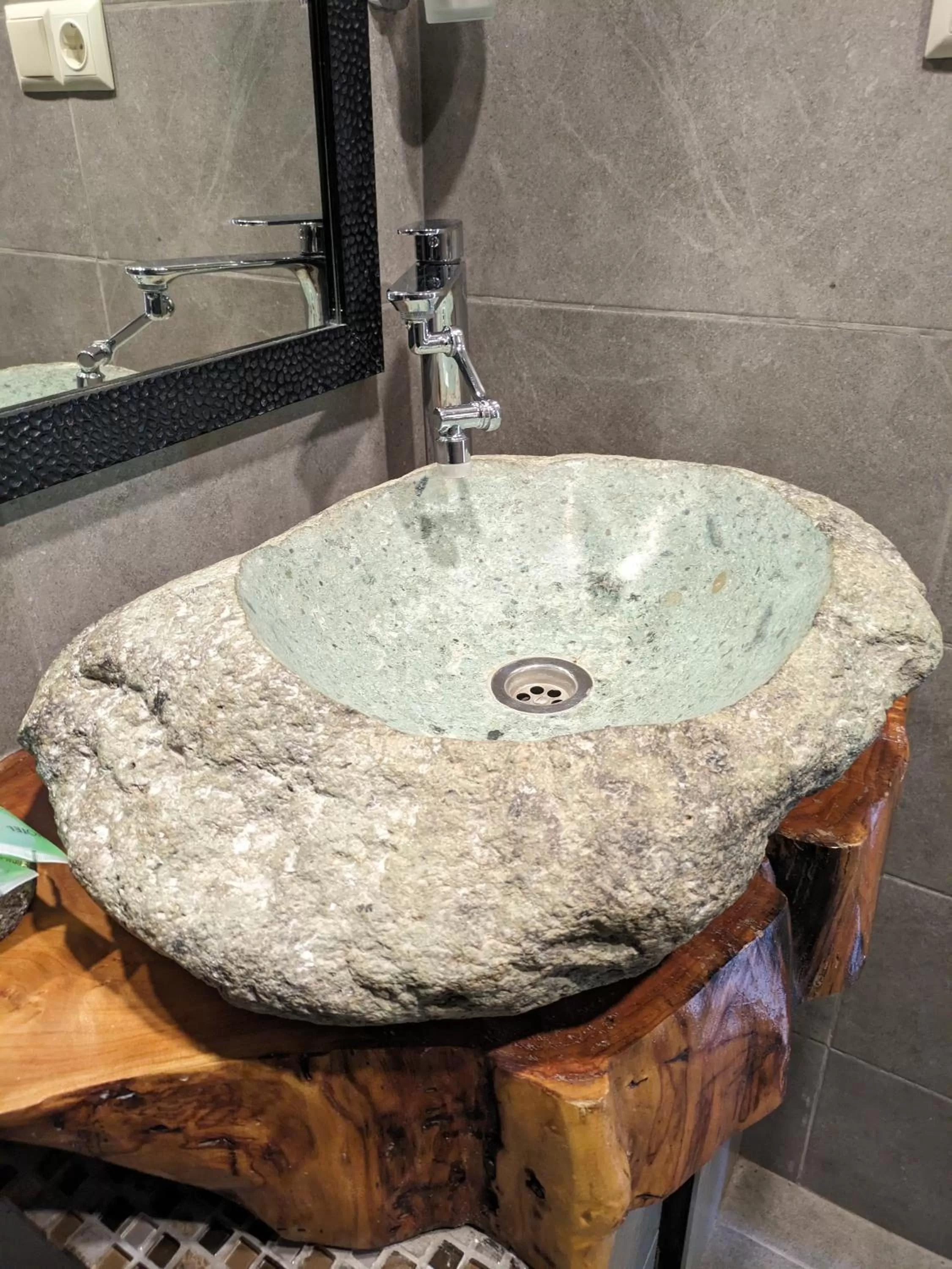 Bathroom in Vanatun Monastery Stay