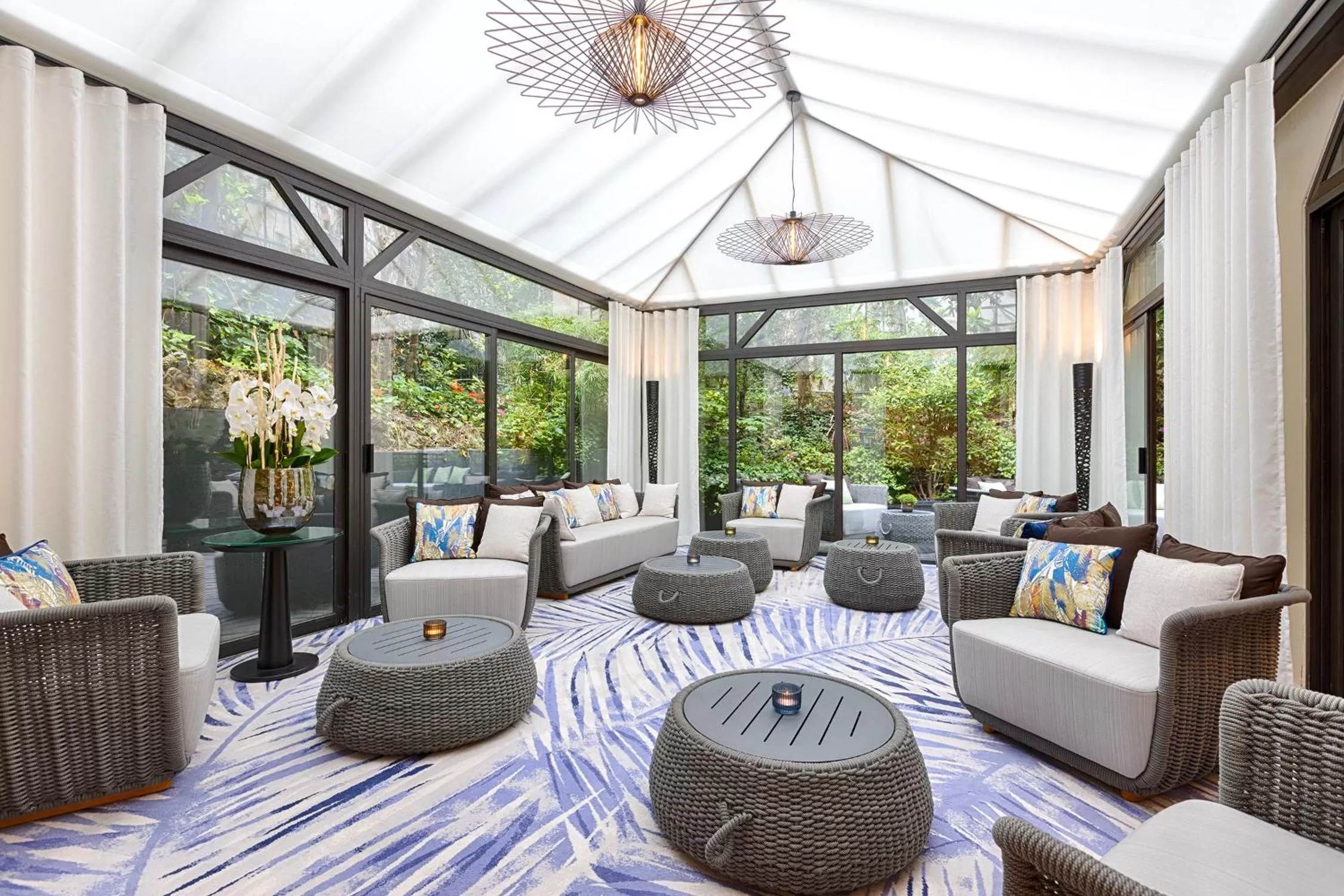 Communal lounge/ TV room in Garden-Elysée