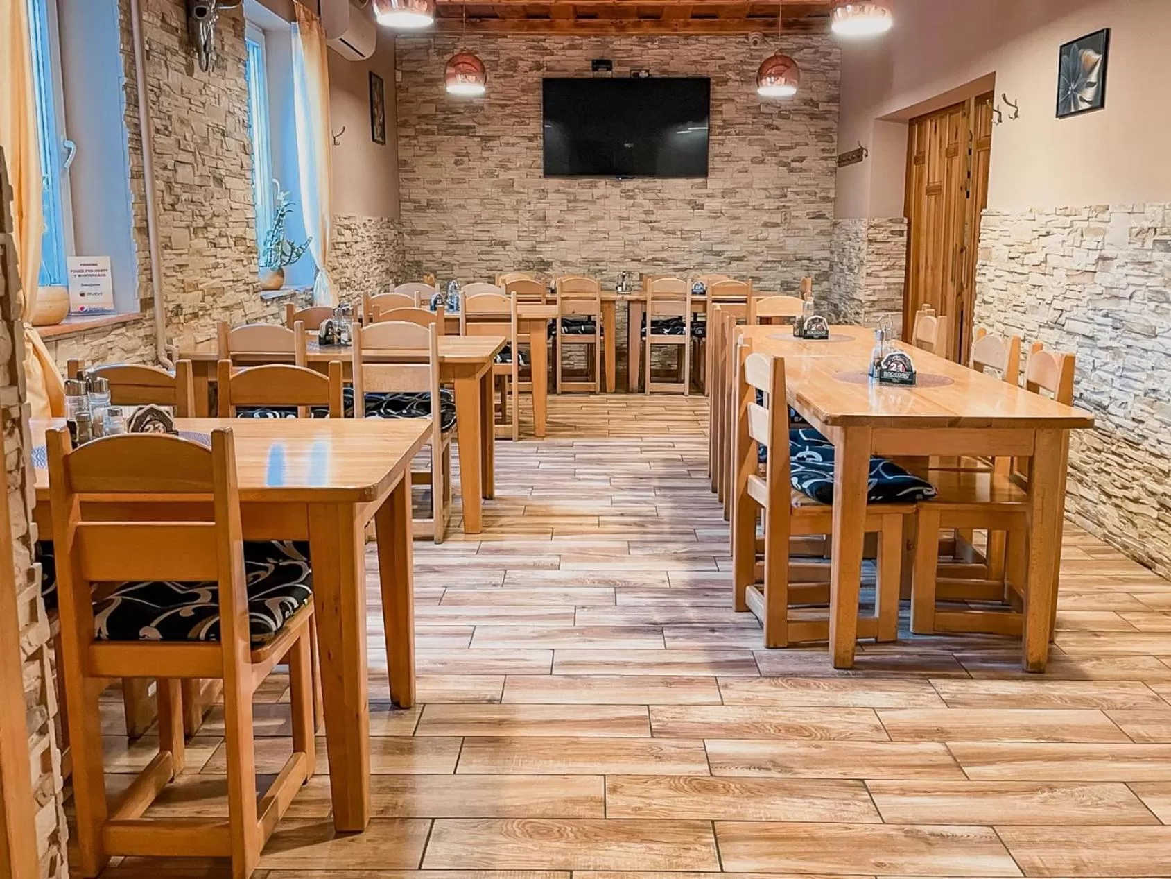 Restaurant/places to eat in Hotel Taurus