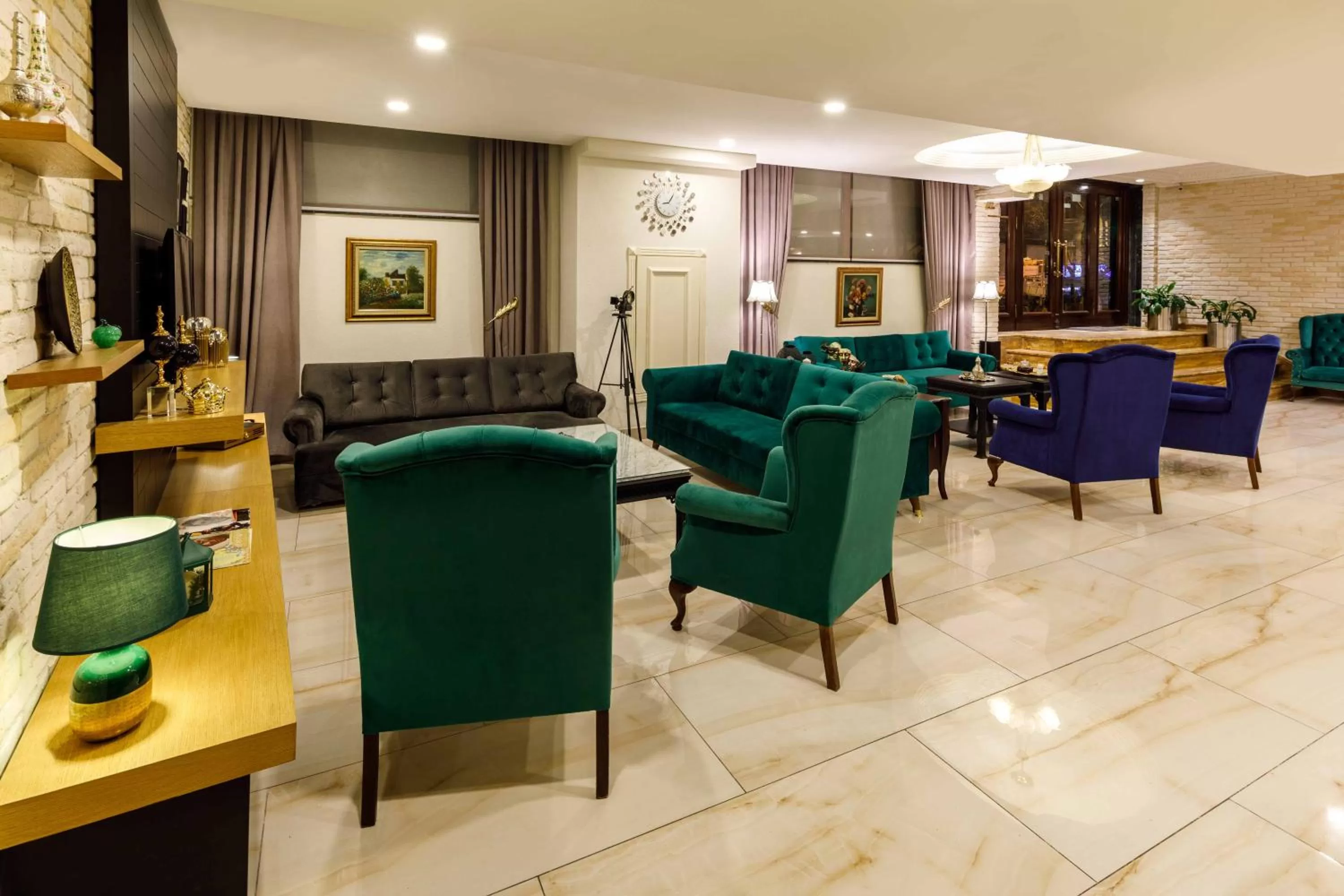Lobby or reception in Golden Crown Hotel