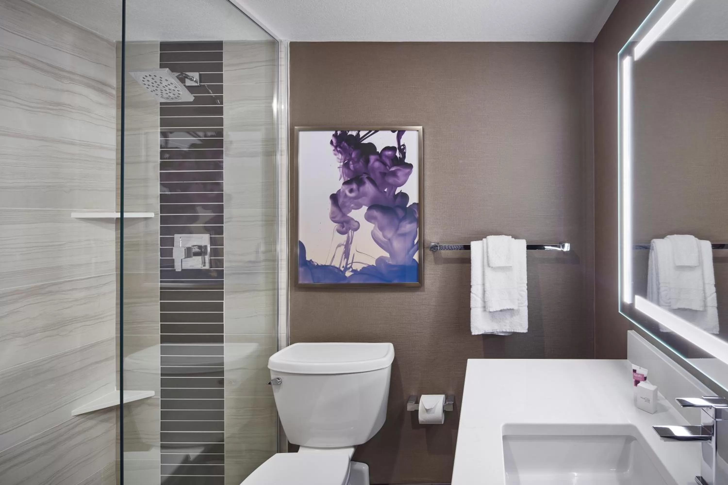 Valley Tower Deluxe Room, 1 King Bed, Non-Smoking in Harrah's Las Vegas, A Caesars Destination