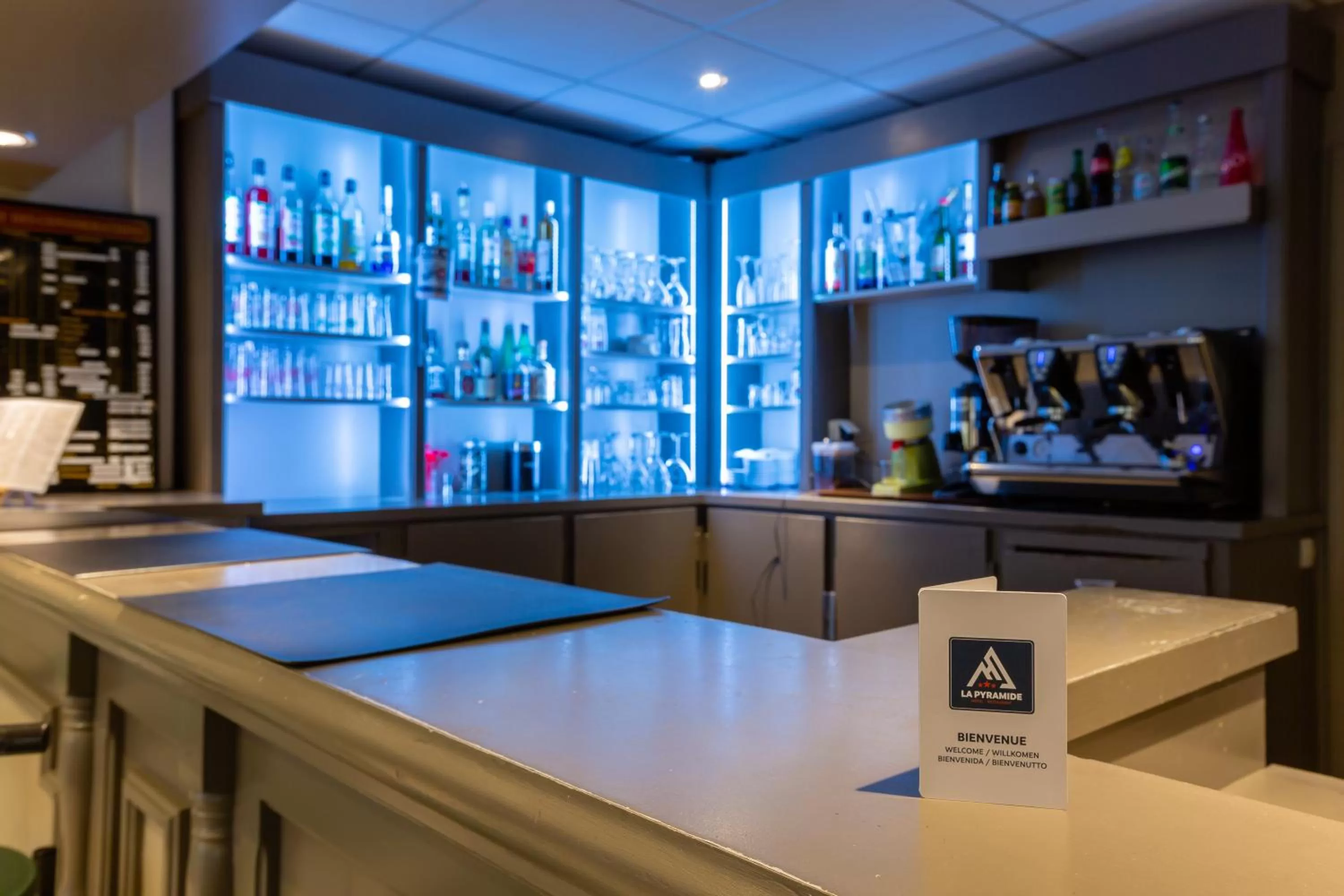 Lounge or bar in Cit'Hotel LA PYRAMIDE