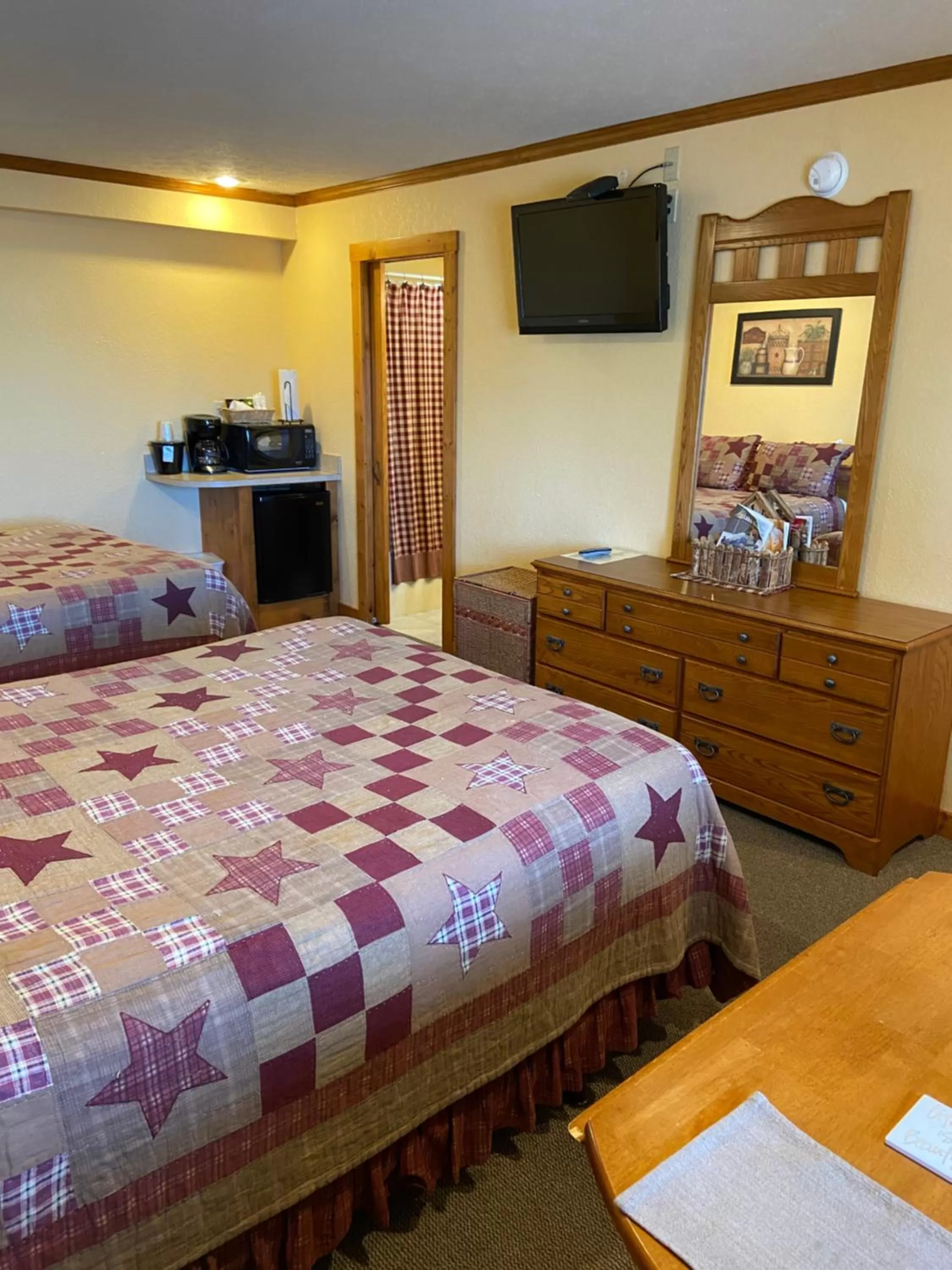 Photo of the whole room, Bed in The Garrett Inn