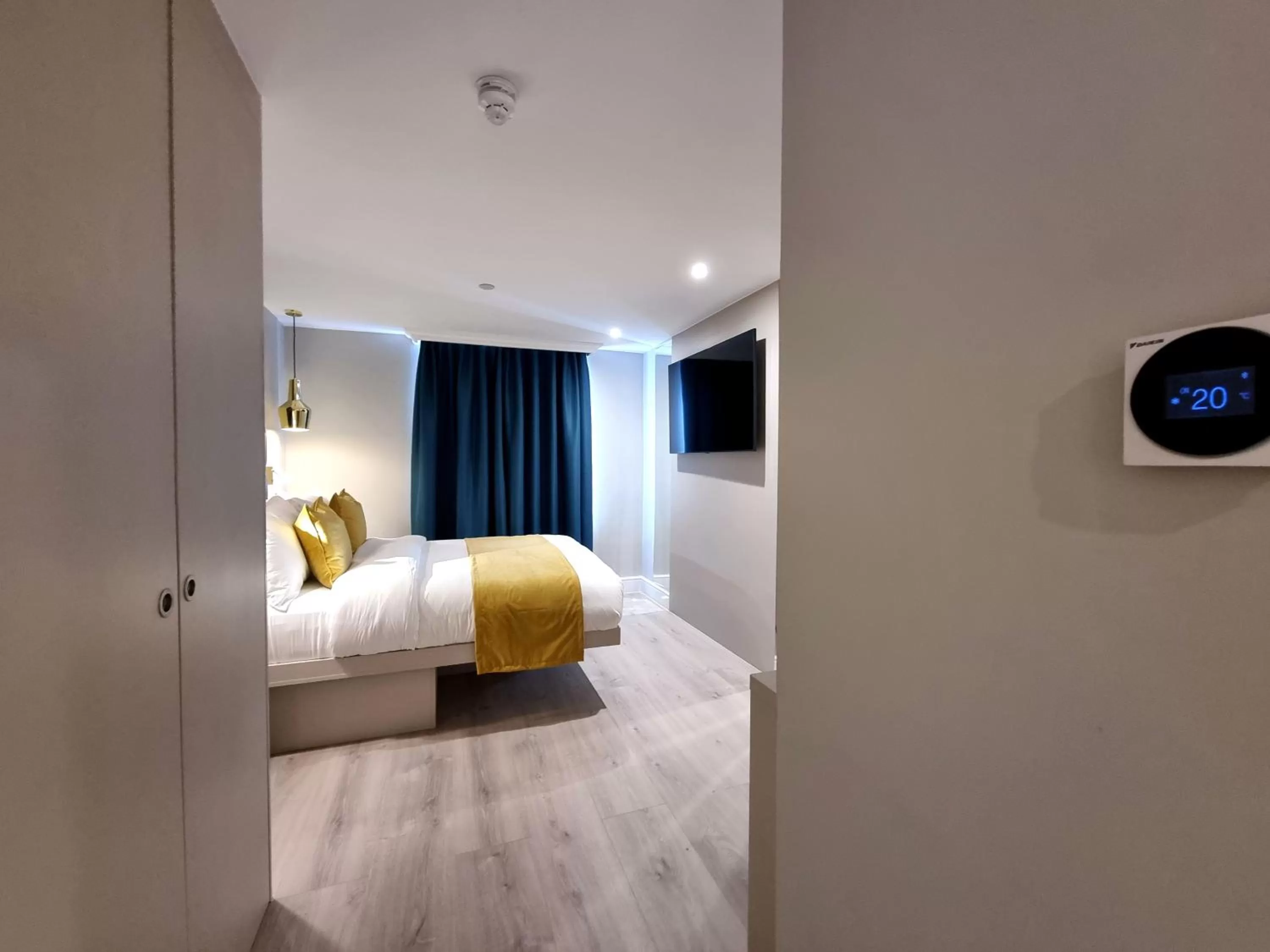 Photo of the whole room, Bed in NOX Kensington Gardens