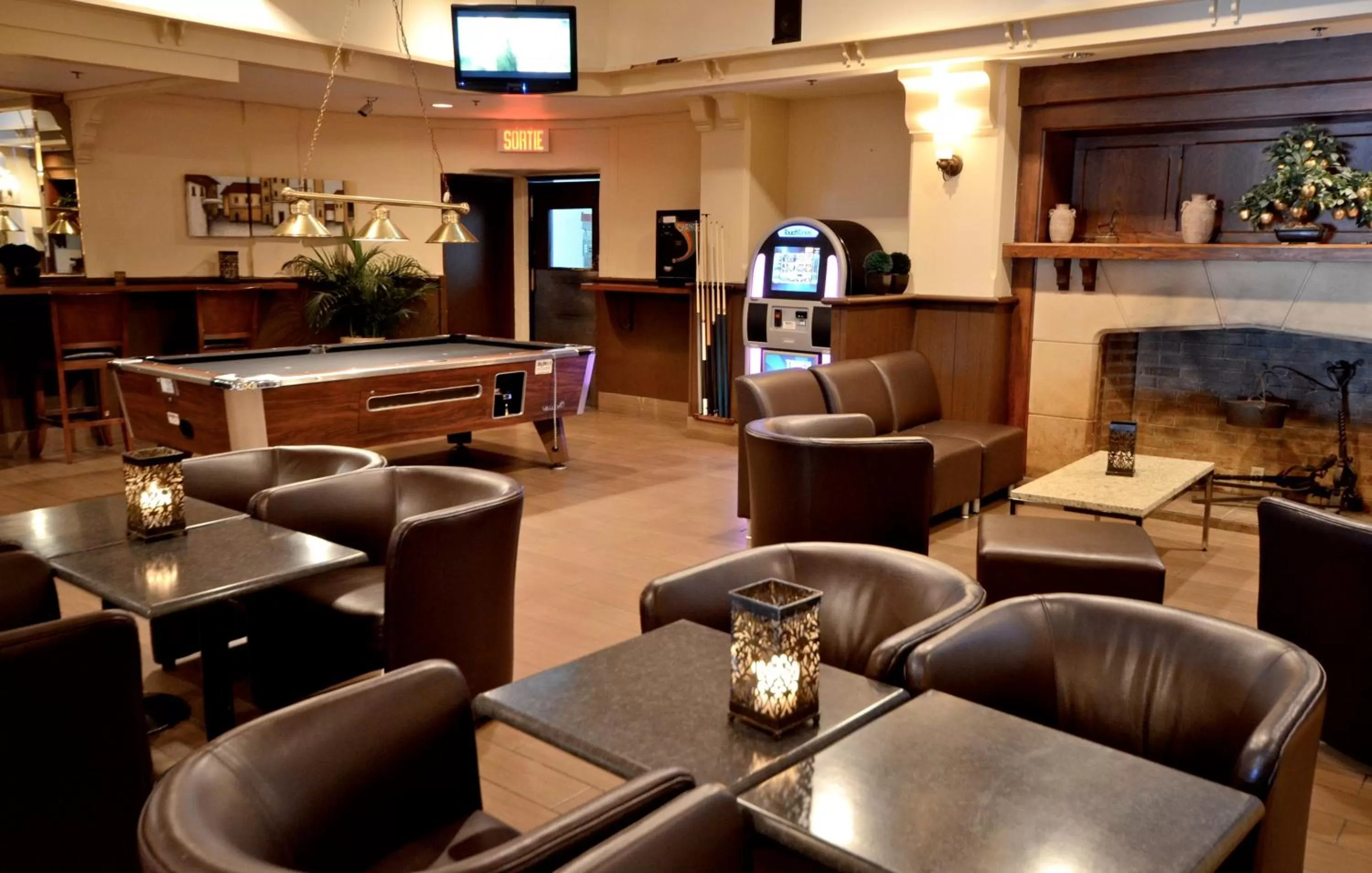 Lounge or bar in Armon Plaza Montreal Airpt, Trademark Collection by Wyndham