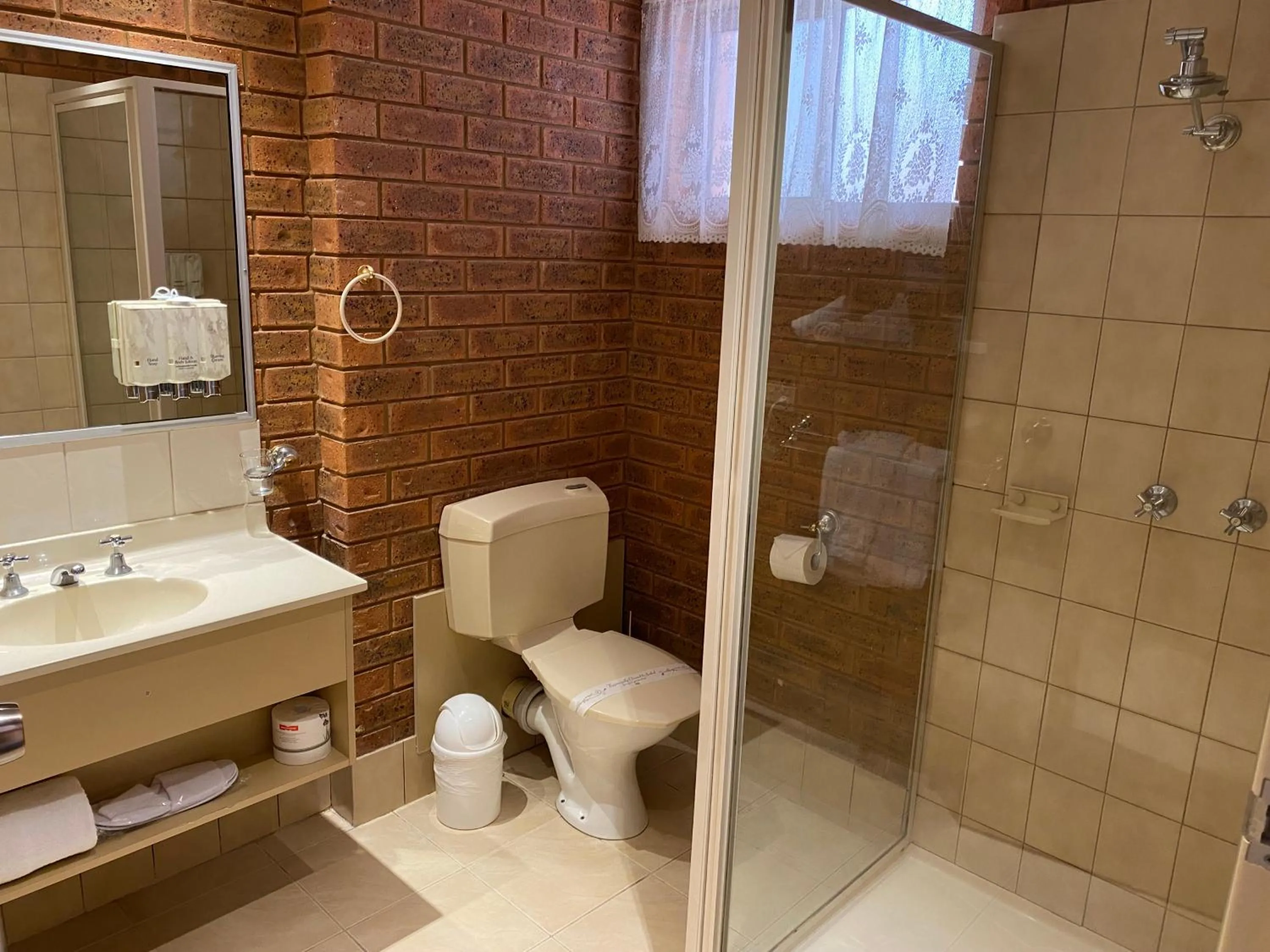 Bathroom in Central Yarrawonga Motor Inn