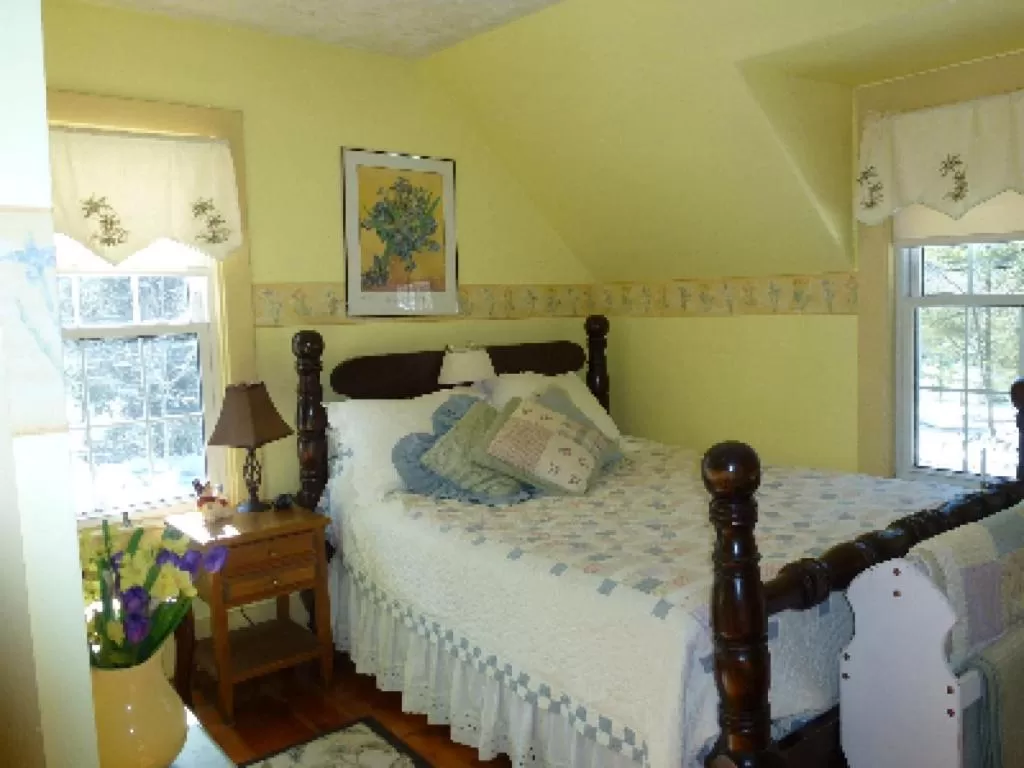 Double Room with Private Bathroom in Spruce Moose Lodge