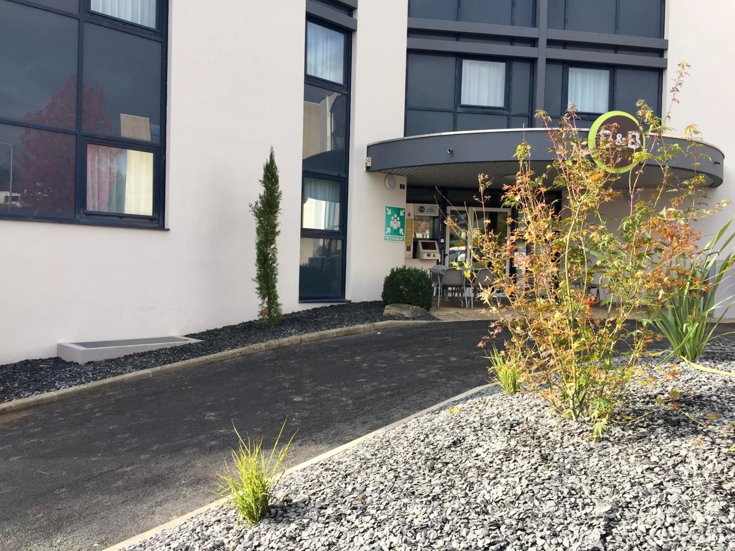 Facade/entrance in B&B HOTEL Cholet Sud