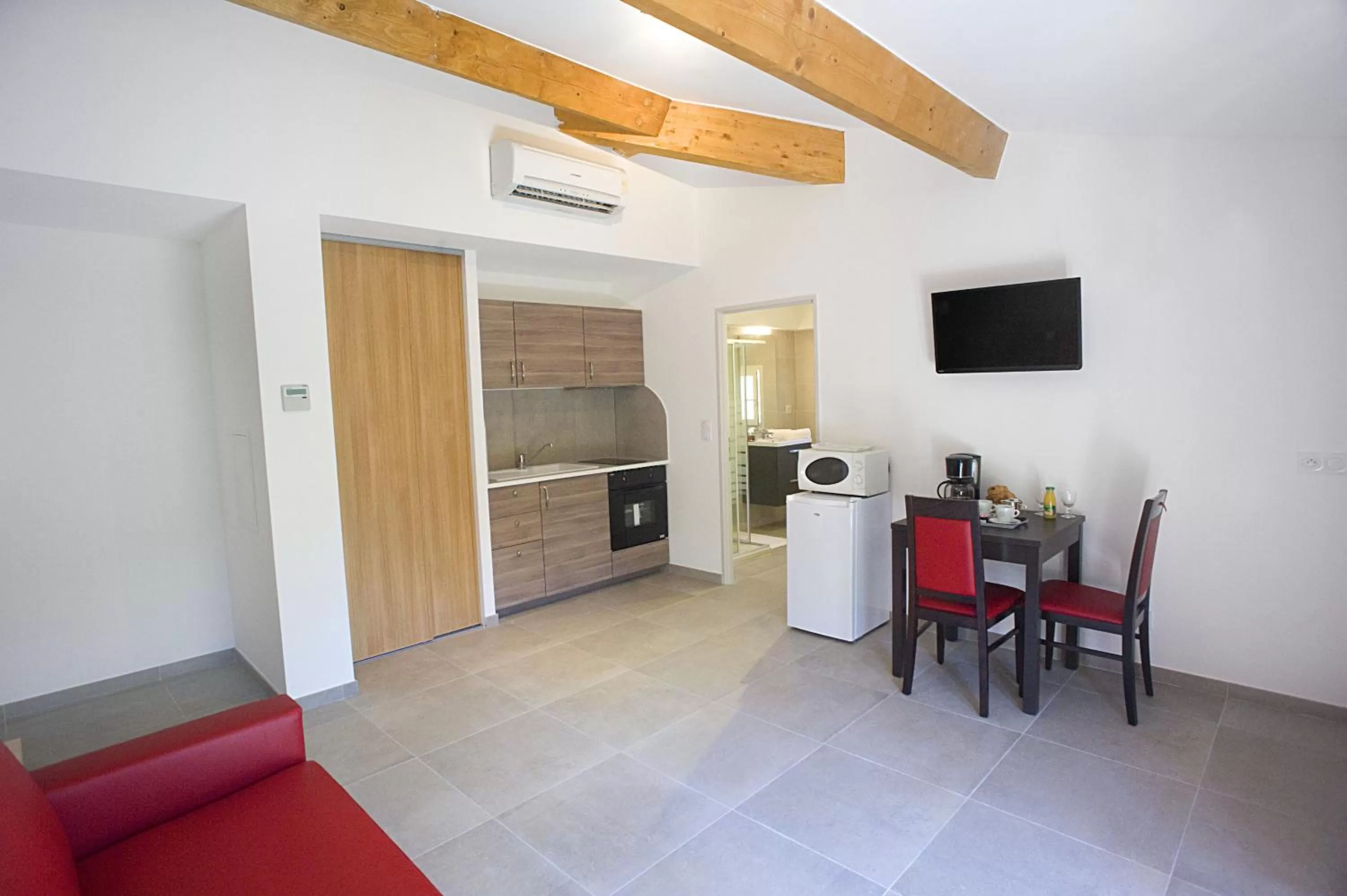 Kitchen or kitchenette in The Originals City, Hôtel Les Bastides du Gapeau