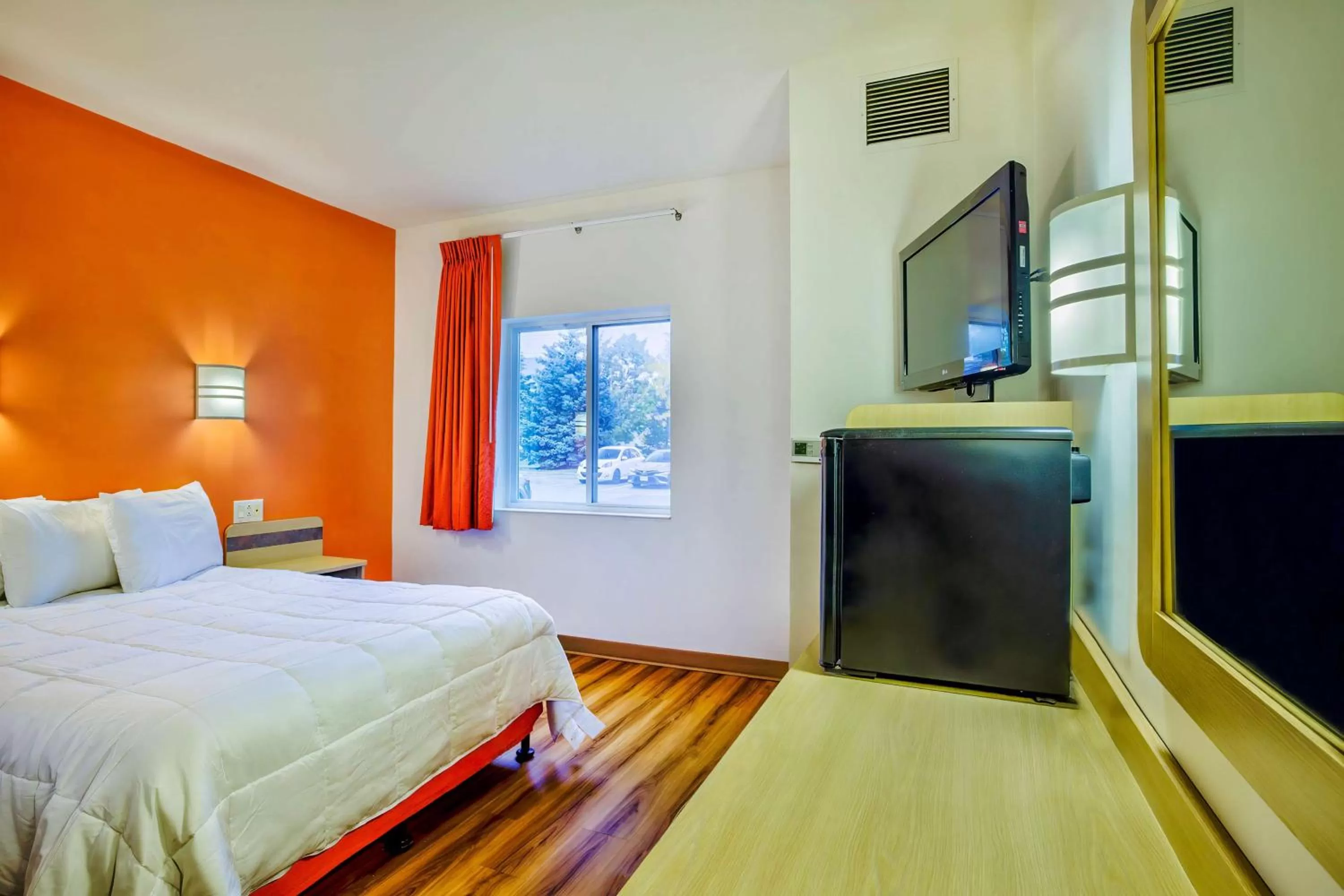 Bedroom, Bed in Motel 6-Burlington, ON - Toronto West - Oakville