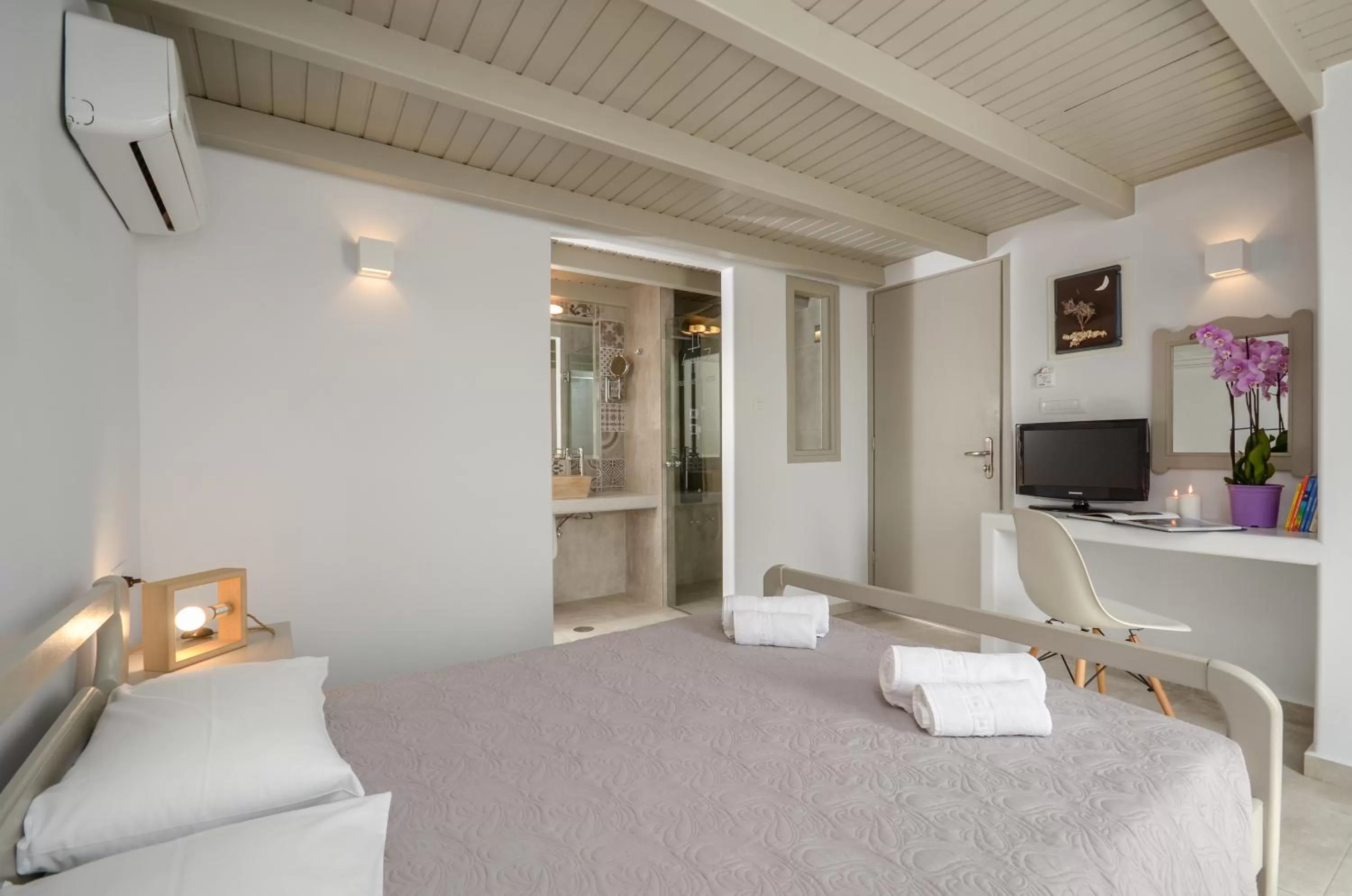 Photo of the whole room, Bed in Argo Boutique Hotel