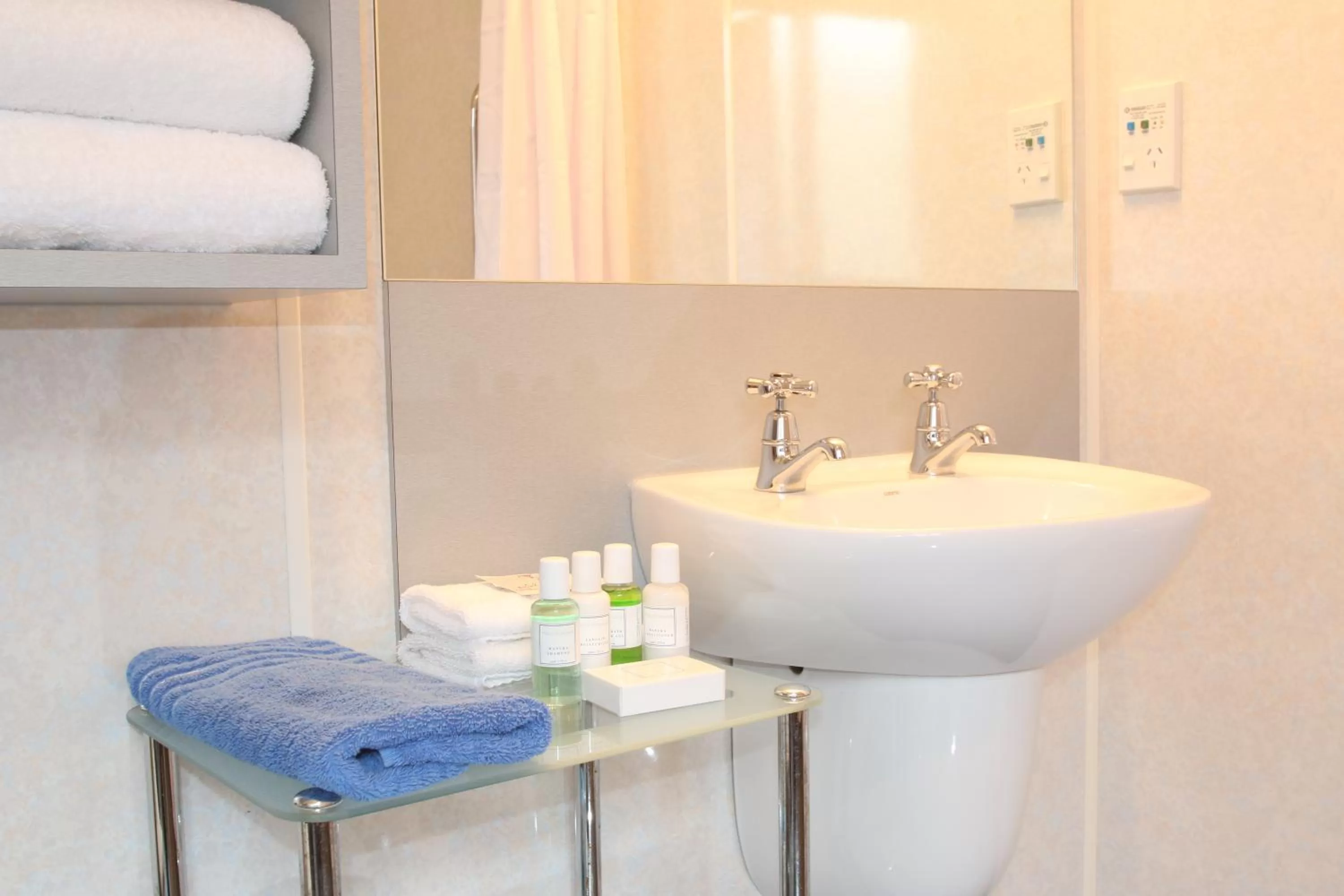 Bathroom in Amross Motel