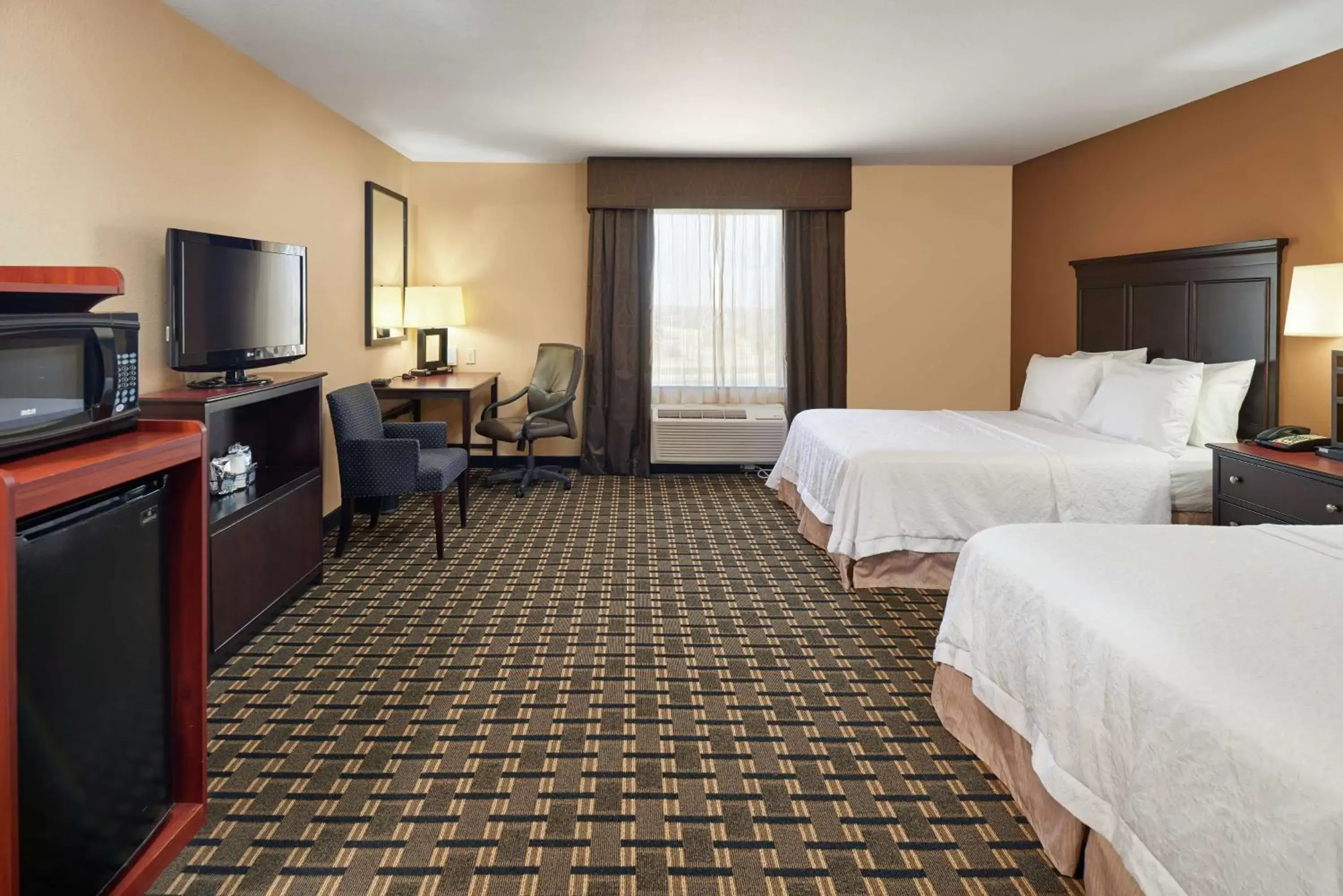 Queen Room with Two Queen Beds with Bath Tub - Hearing Access/Non-Smoking in Hampton Inn Sweetwater Queen Room with Two Queen Beds with Bath Tub - Hearing Access/Non-Smoking in Hampton Inn Sweetwater